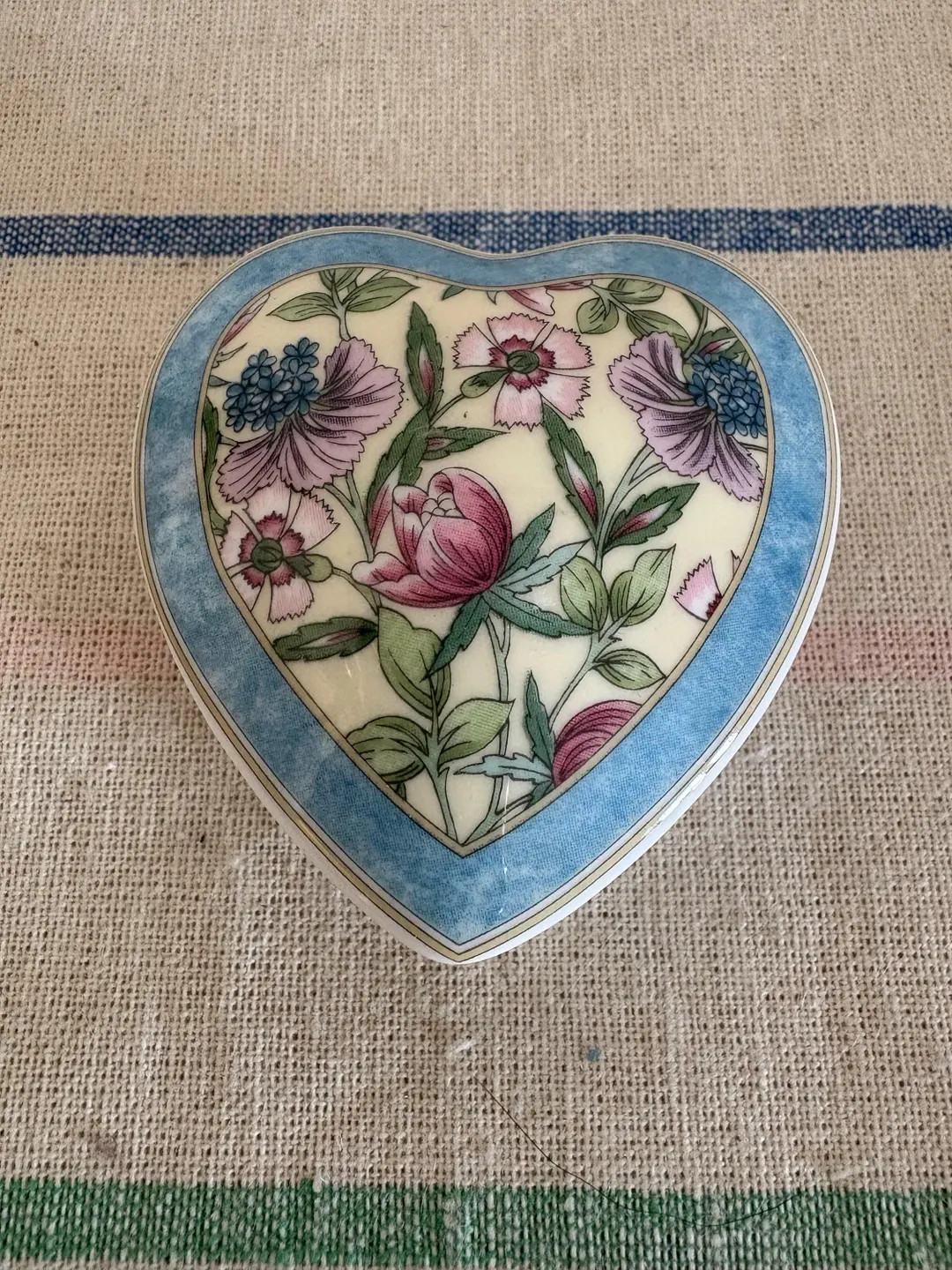 A beautiful  vintage  bone English china  Wedgwood Sarah lidded heart shaped floral design trinke... | Etsy (US)