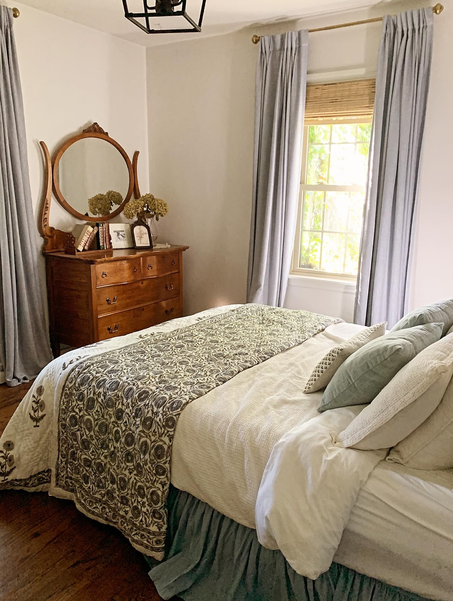 This room deserves more space on my page. It’s one of my favorite rooms but being the guest room it isn’t used that often unfortunately. My new favorite color must be cornflower blue because it’s popping up everywhere in our home. The fall sunlight was perfect in here this morning ☕️ 

#englishcottagestyle #englishcottage #cottage #acnhcottagecoreinspo #cottagecoreaesthetic #cottagecorecommunity #cottagecoredream #cottagestyledecor #cottagelifestyle #cottagecorestyle #frenchcountry #frenchcountrystyle #traditionalhome #antiquefurniture #antiques #vintage #halloweendecor #homedecor #homedecorating #guestbedroom #guestbedroomdecor #ａｅｓｔｈｅｔｉｃ