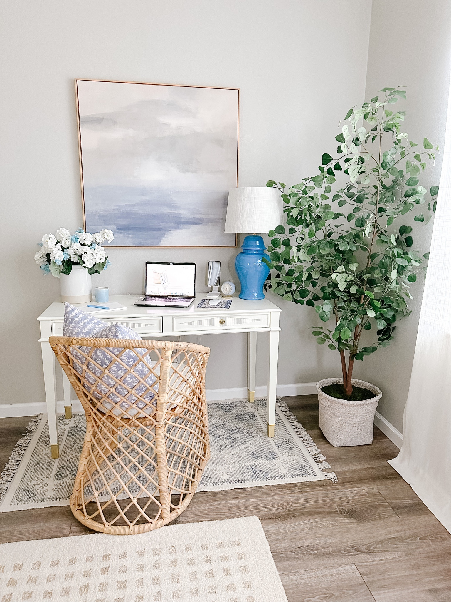Plant… No Plant… I’m still very undecided on this but I love this space anyway. It’s Friday my friends which means you made it though the week that’s a victory in my book! 

#LTKhome