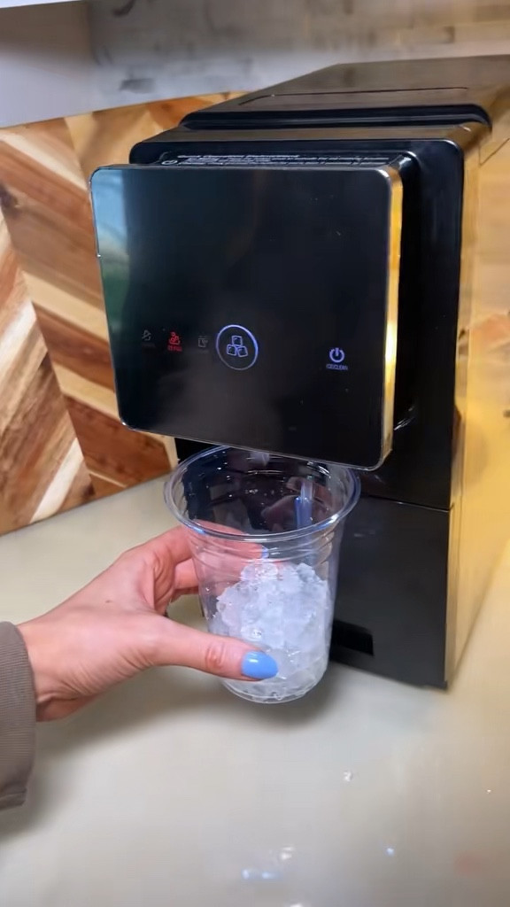 Sonic nugget ice in your own home 👏🏻 

#nuggetice #icemaker #icemachine 