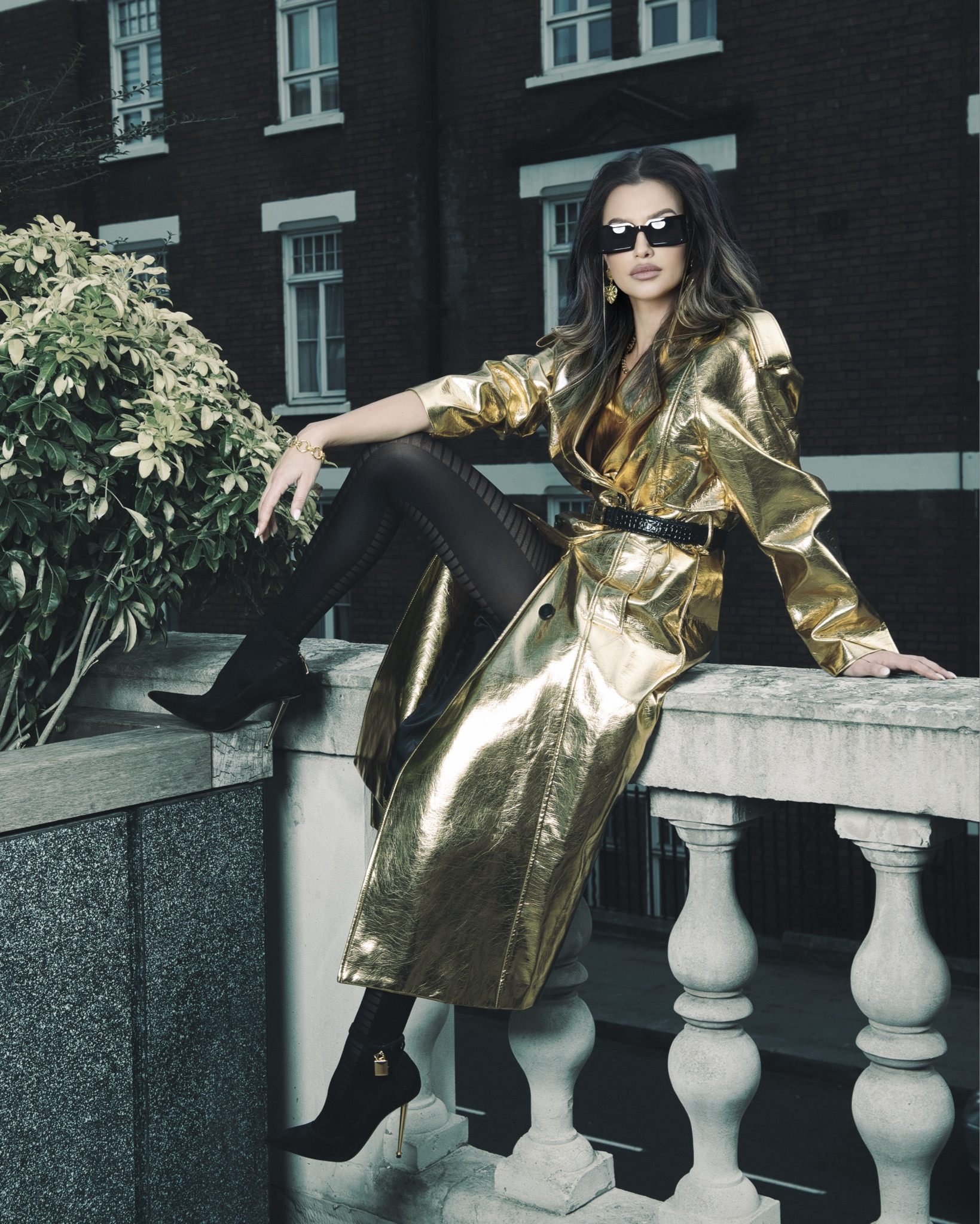 
Cozy Chic: A chunky gold coat paired with high-waisted stockings and classic shoes is a classic autumn look. Add statement glasses and gold jewelry to complete the ensemble.