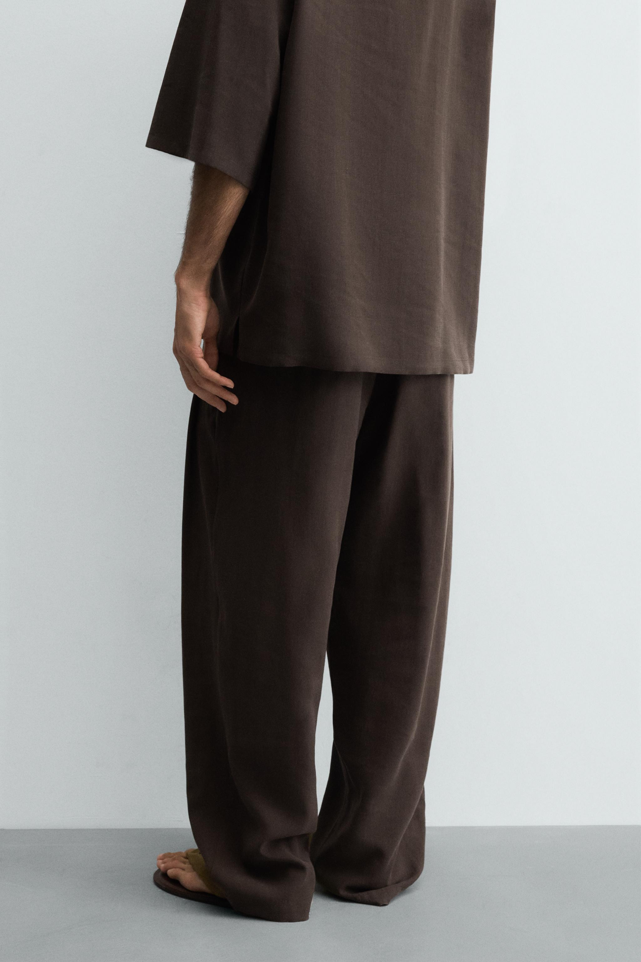 Model height: 185 cmRelaxed fit trousers made from a lyocell blend fabric. Featuring an elastic w... | Zara UK