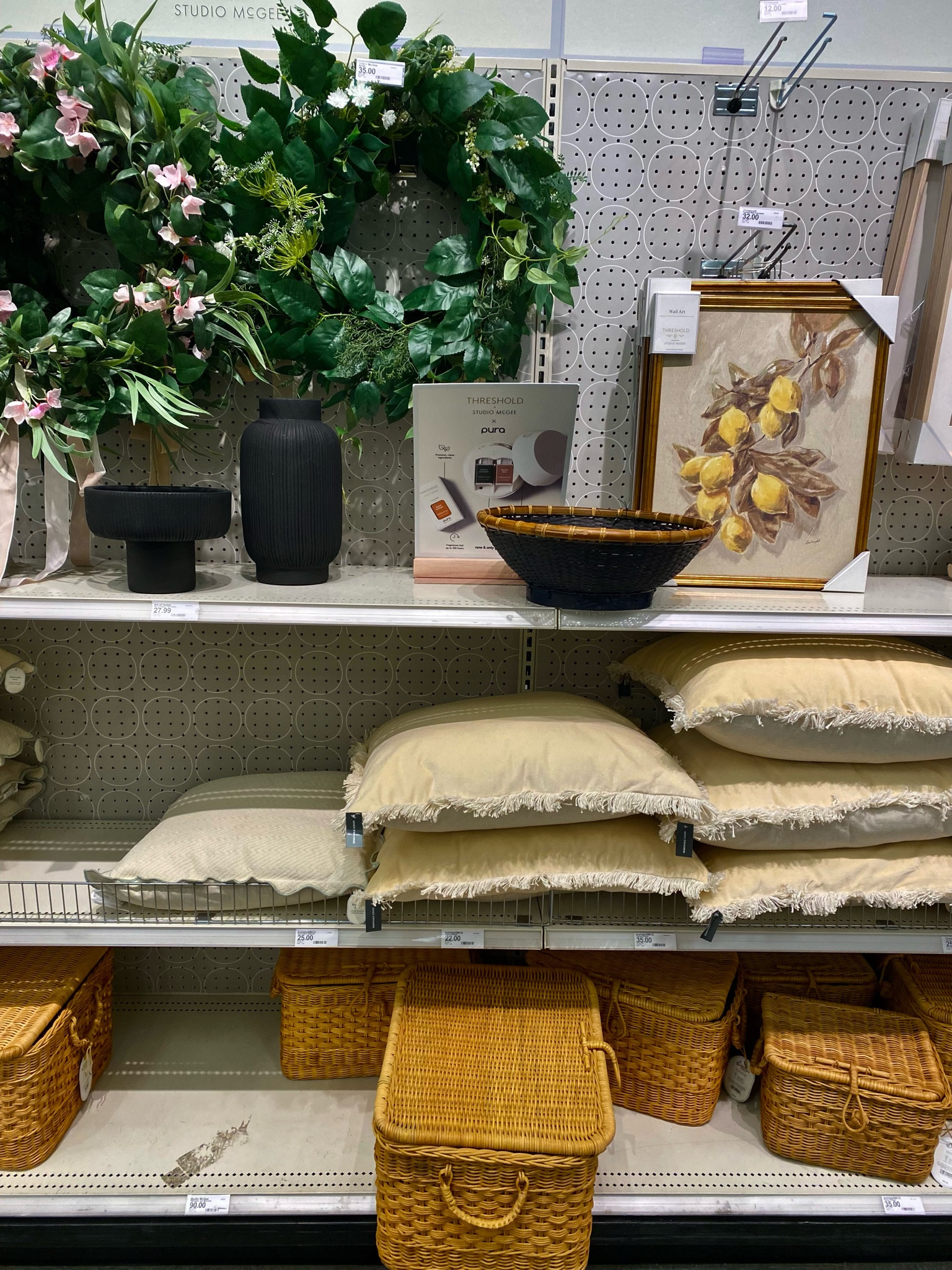 New arrivals! Home decor finds ✨

Vase, décor pillows, baskets, lemon picture frames, spring wreaths, home refresh, living room, couch

#LTKFindsUnder50 #LTKFamily #LTKHome