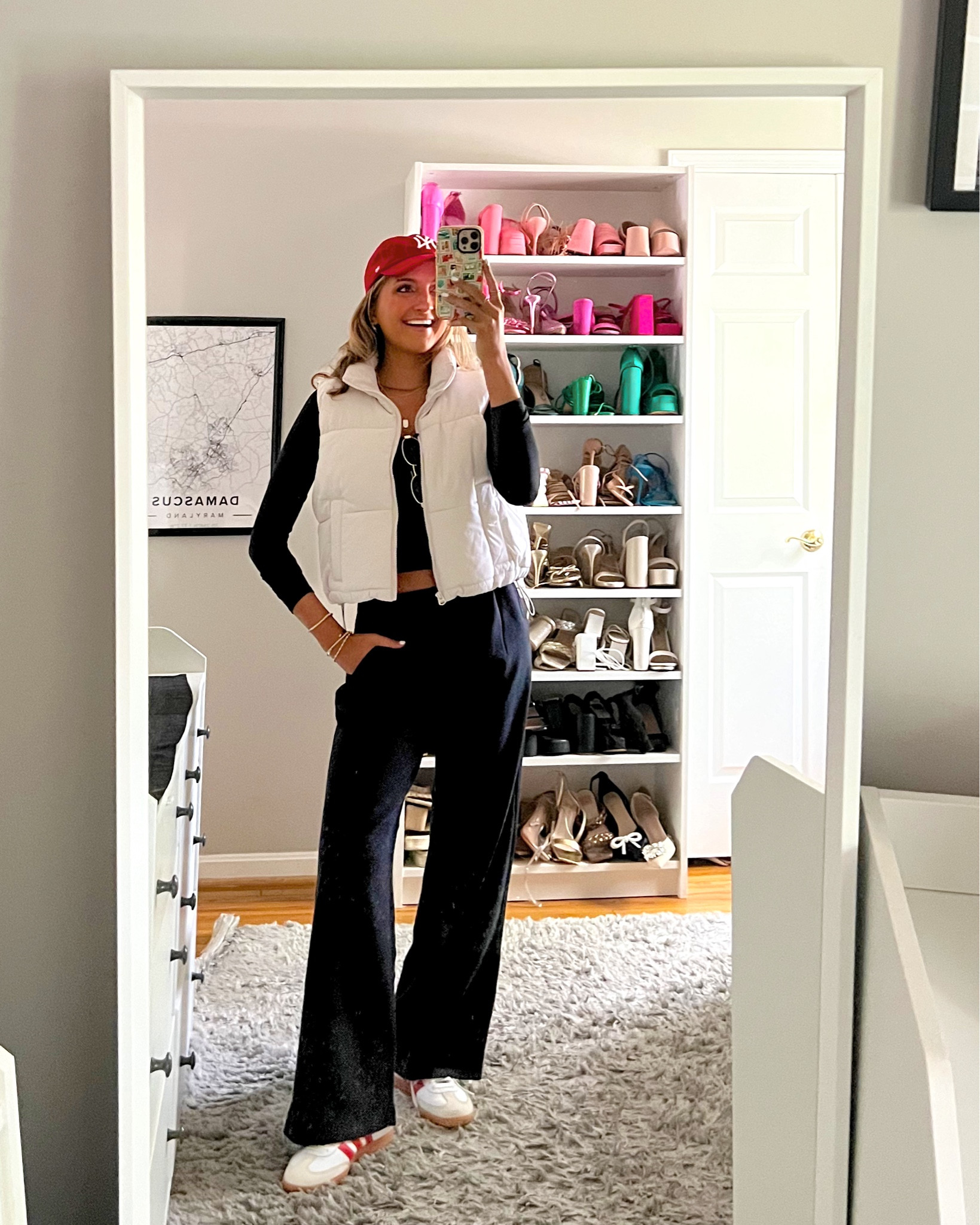 casual everyday fall outfit from Hollister. use code HCOMCKENZ for an extra 20% off your purchase (yes it’s stackable)🍂💕

wearing a XXS in sweatpants and an XS in long sleeve tee / vest 