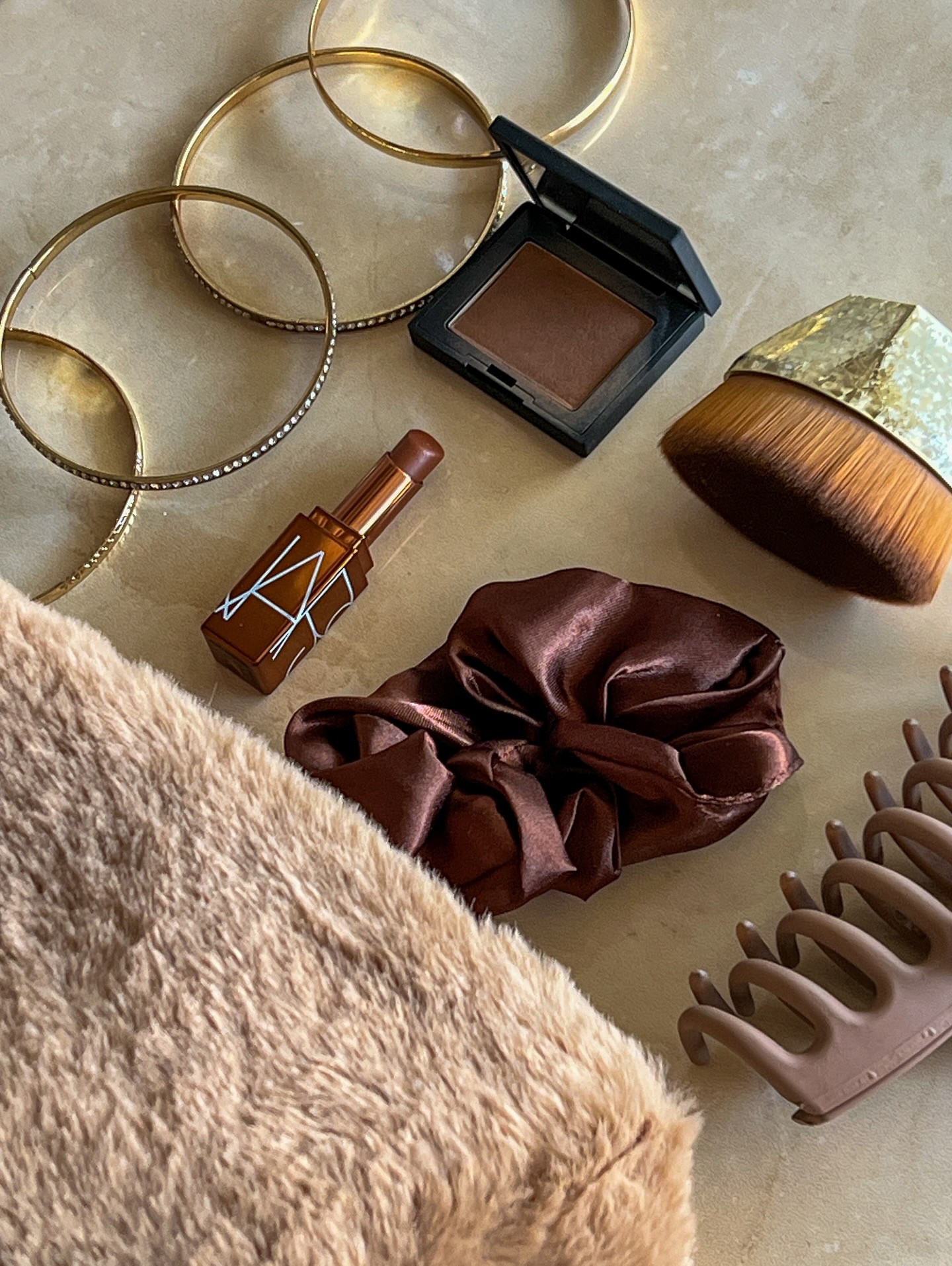 The vibe is 🤎🧸🍪👜 
Filling my fluffy bag with my little brown favorites 
@narsissist lipstick + bronzer …🤎

.
.
.

#makeup #whatsinmybag #brown #makeupbag