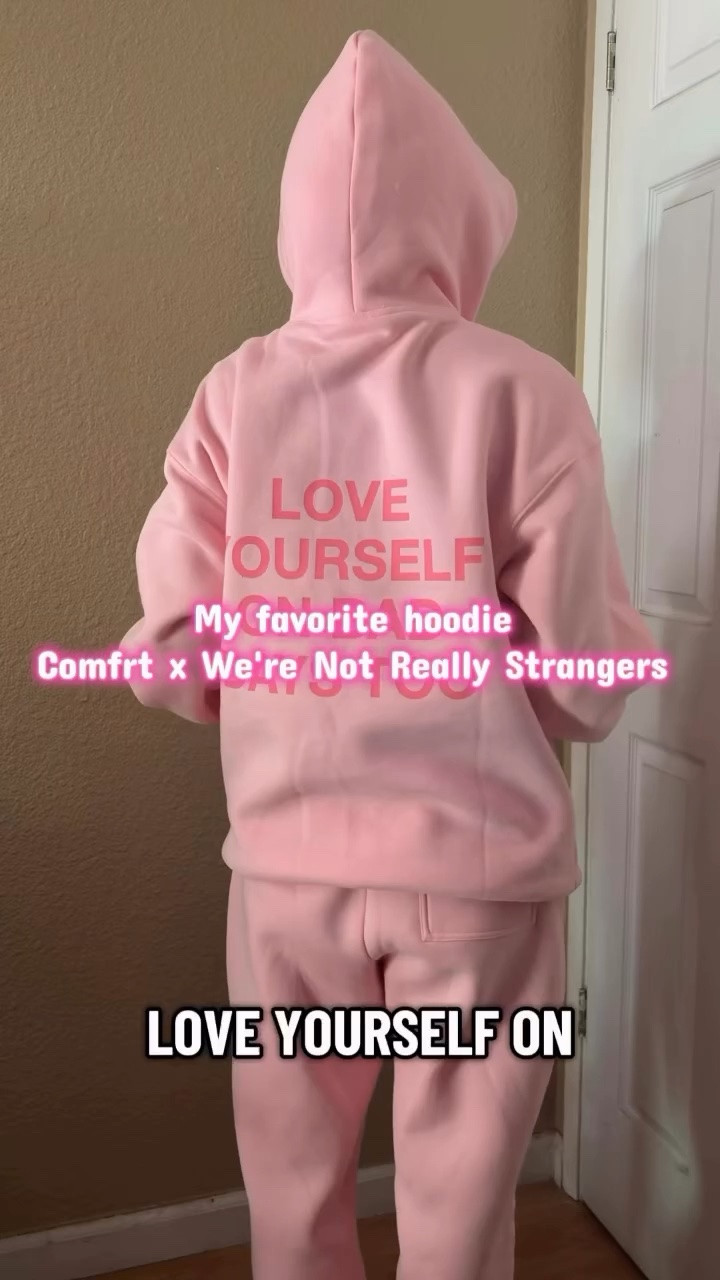 My favorite hoodie from @comfrt this will definitely brighten someone’s day. 

My link is in the bio to save at checkout 

Reference 5’6 
Hoodie size small 
Sweatpants size small

#Comfrt #mentalhealthawareness #hoodie #petalpink #comfrtclothing