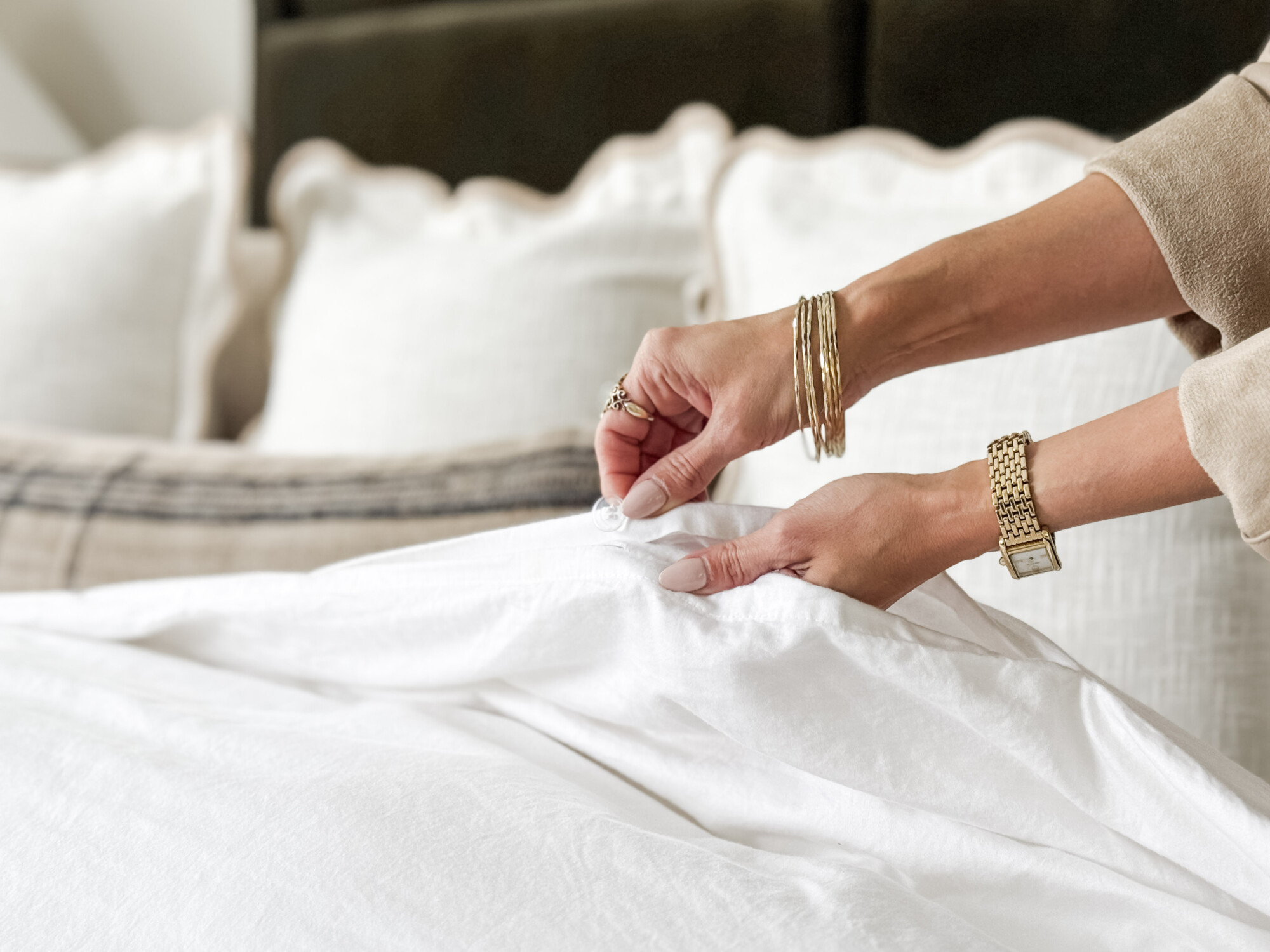 White Duvet Cover

fluffy white duvet cover, master bed inspo, scalloped throw pillows, black and beige plaid lumbar pillow, beige bed, white bedding, beige white gray 

 #LTKHome #LTKFindsUnder100 #LTKStyleTip