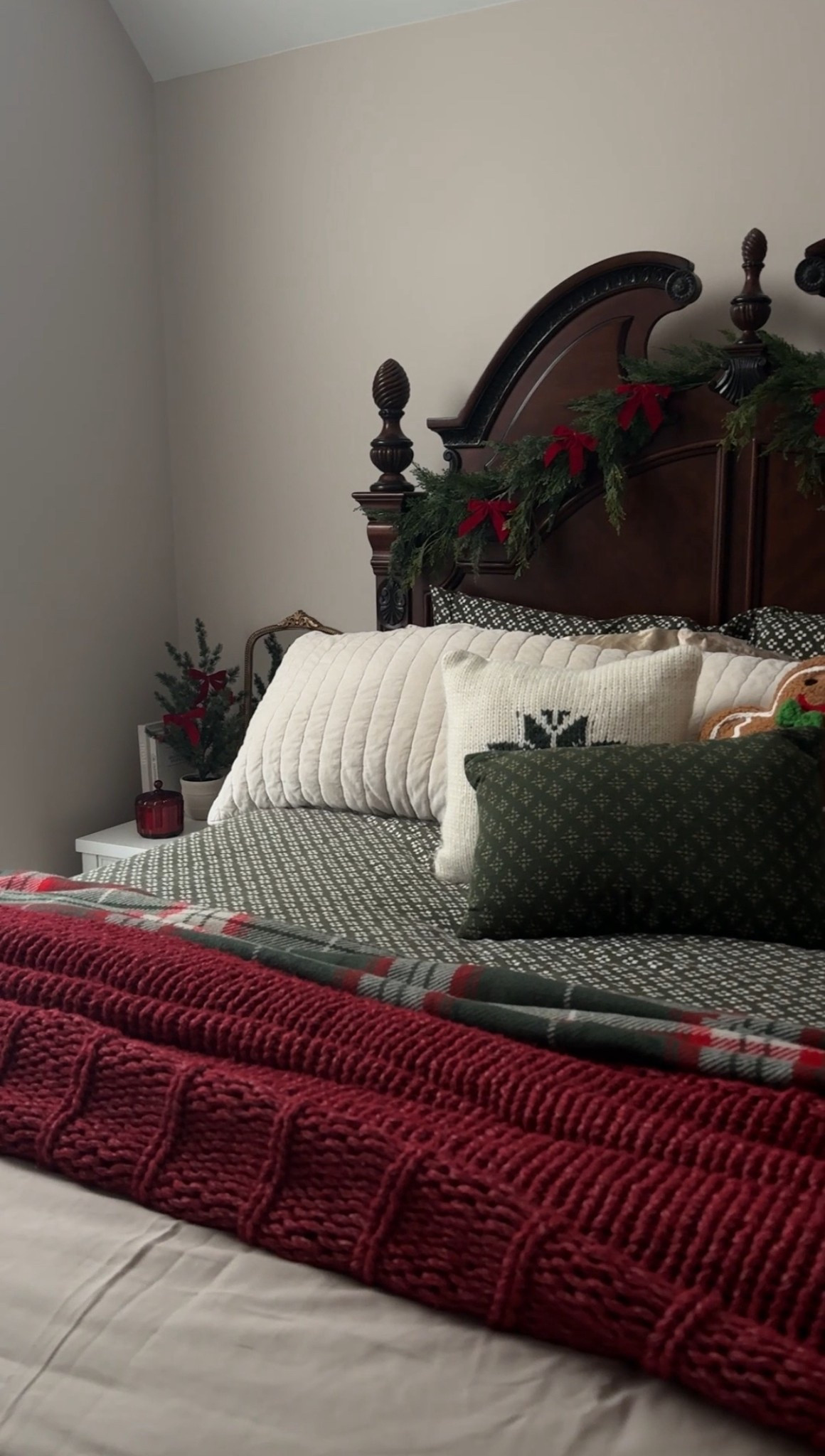 Christmas bedroom decor inspo


#LTKHome #LTKHoliday #LTKGiftGuide