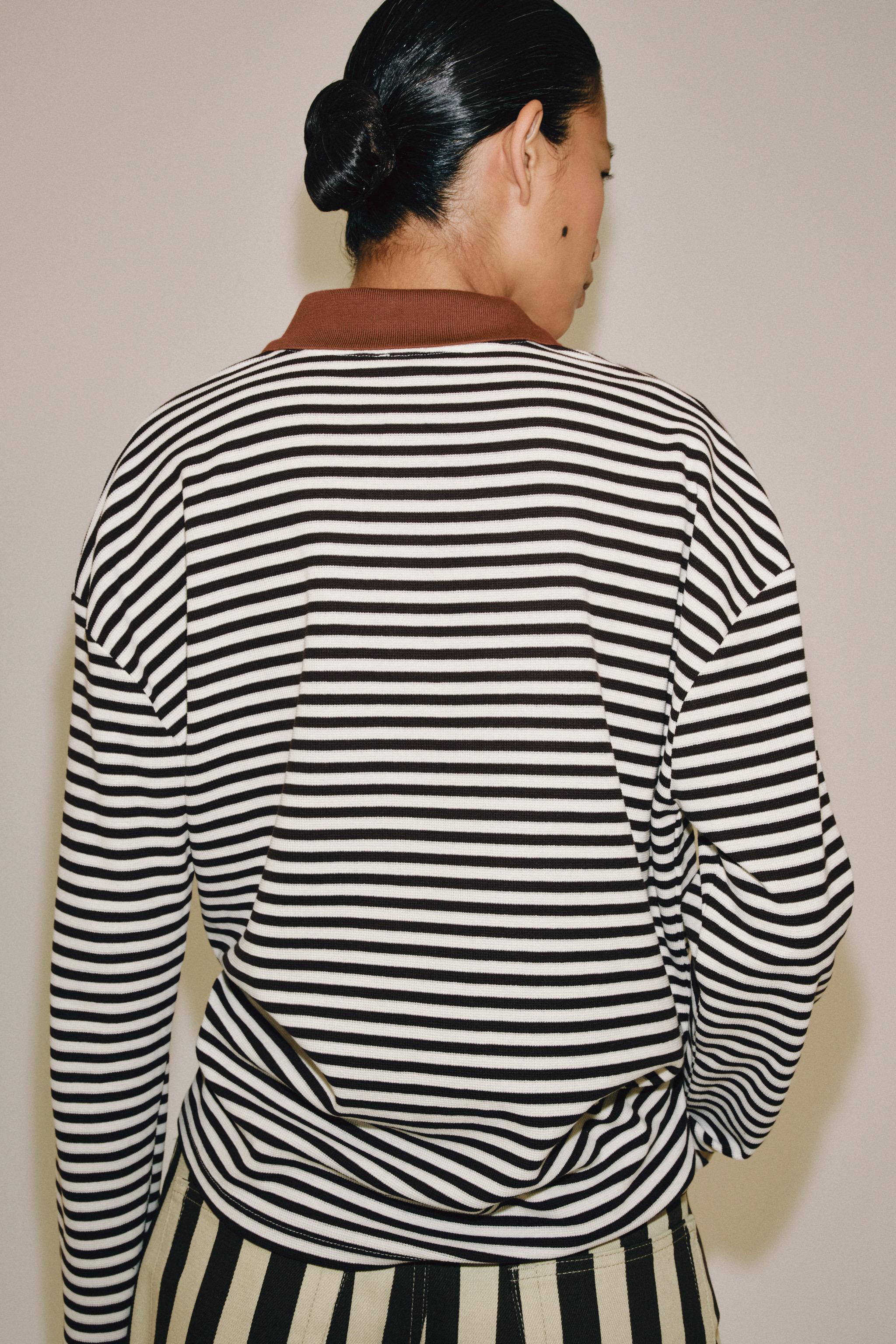 REGULAR FIT - REGULAR COLLAR - REGULAR LENGTH - LONG SLEEVE T-shirt crafted from cotton yarn. Fea... | Zara UK