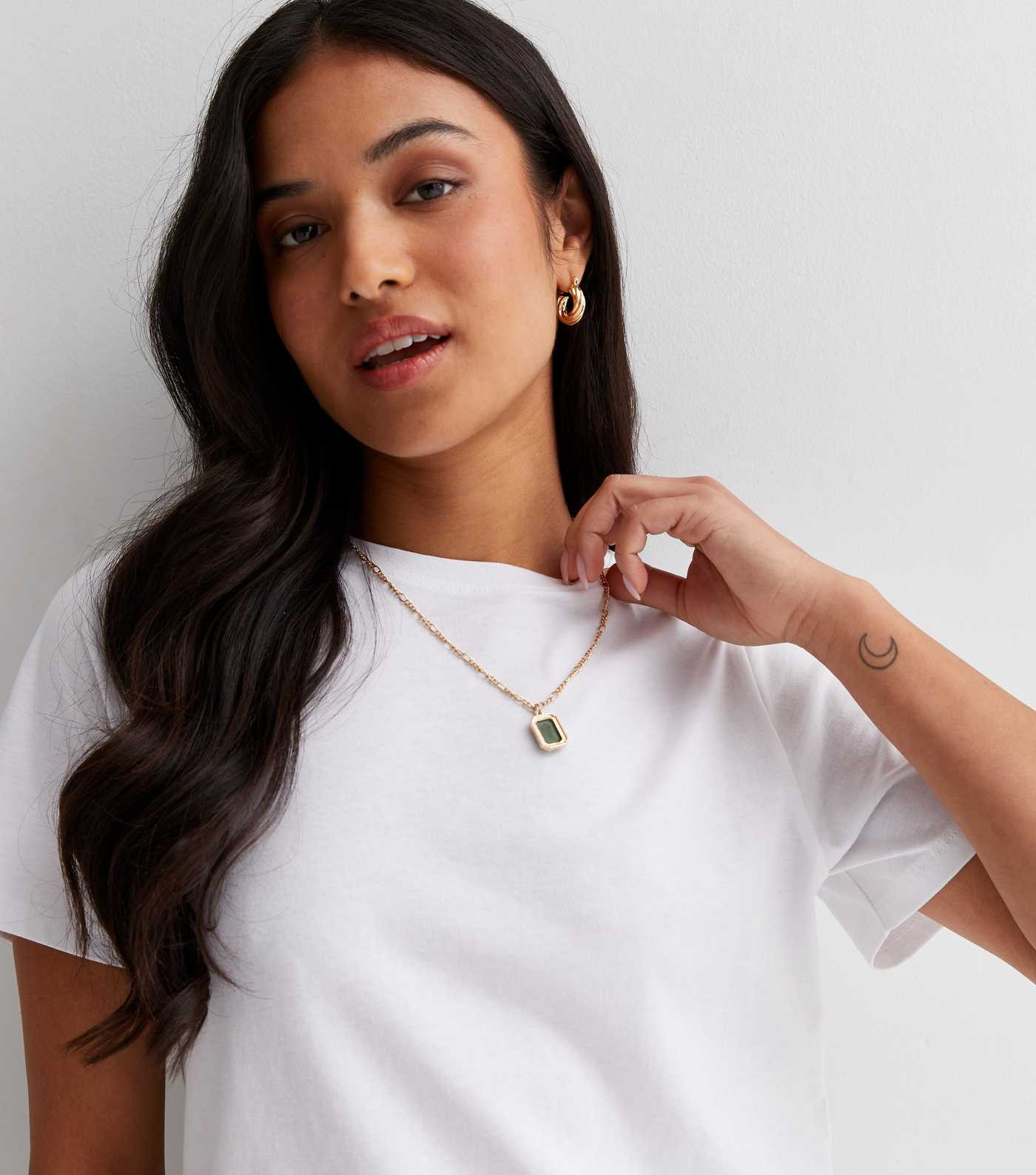 Petite White Crew Neck T-Shirt
						
						Add to Saved Items
						Remove from Saved Items | New Look (UK)