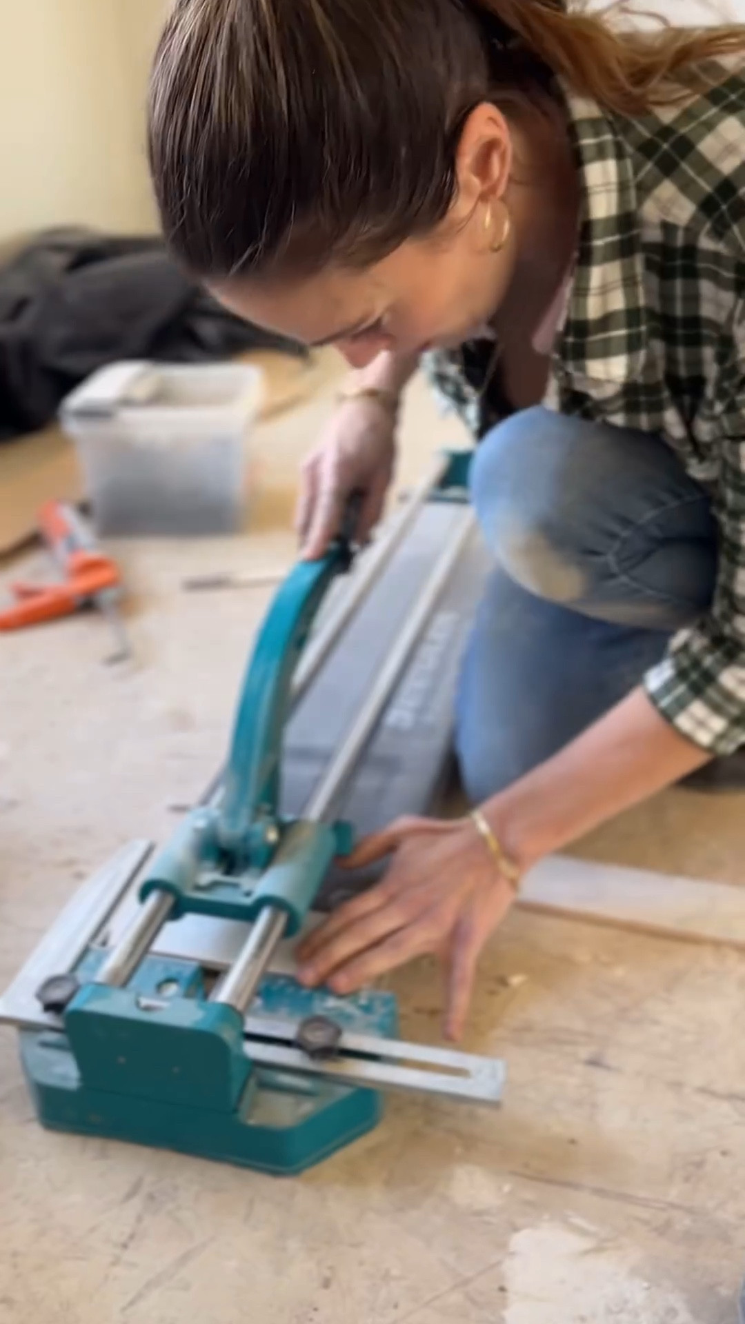 Manual tiler cutter to save time 
