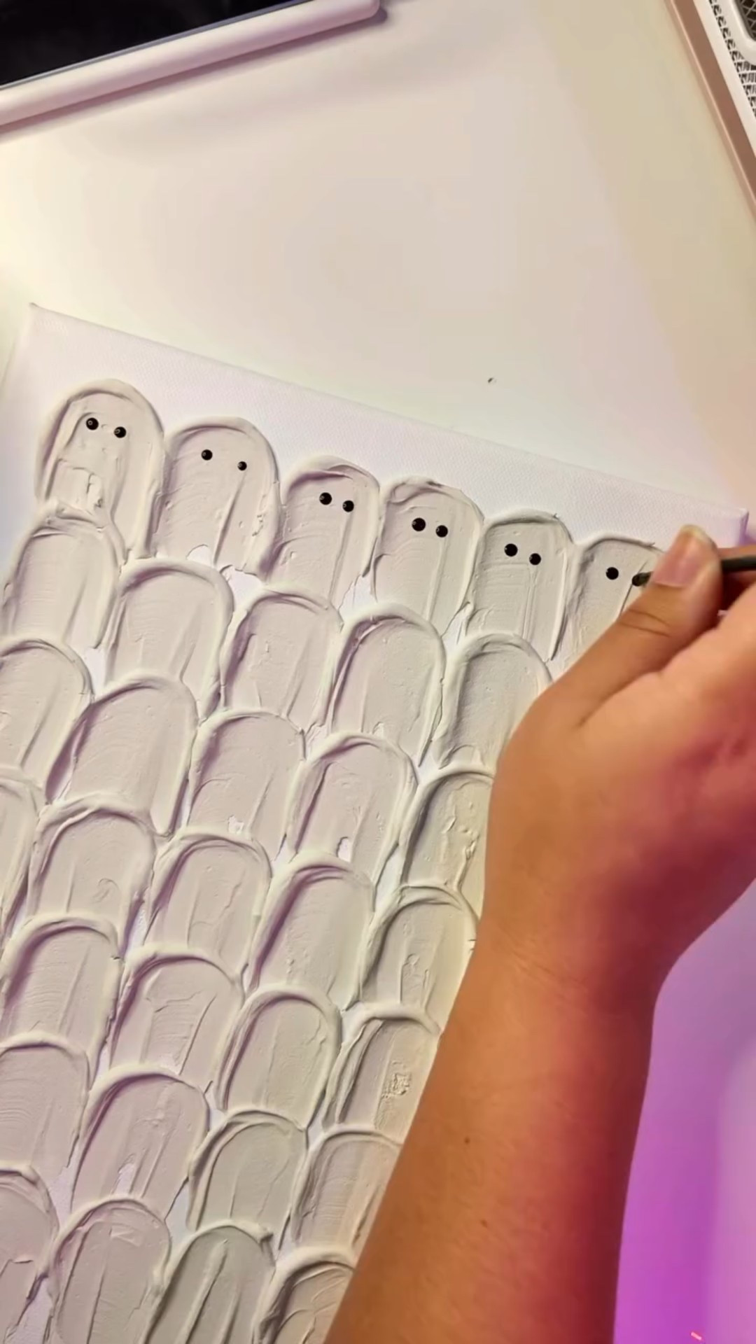 You just found your new favorite DIY Halloween decor 🎃🖤
I had so much fun making this ghost canvas – it’s simple, cute, and gives the perfect spooky vibes. 👻💭
Would you hang this in your home? 🏠👇

➡️ Follow me for more lifestyle content, DIYs & seasonal inspo 💌
.
#halloween #halloweendeco #halloweendecor #fall #fallvibes🍁 #halloweendecoration