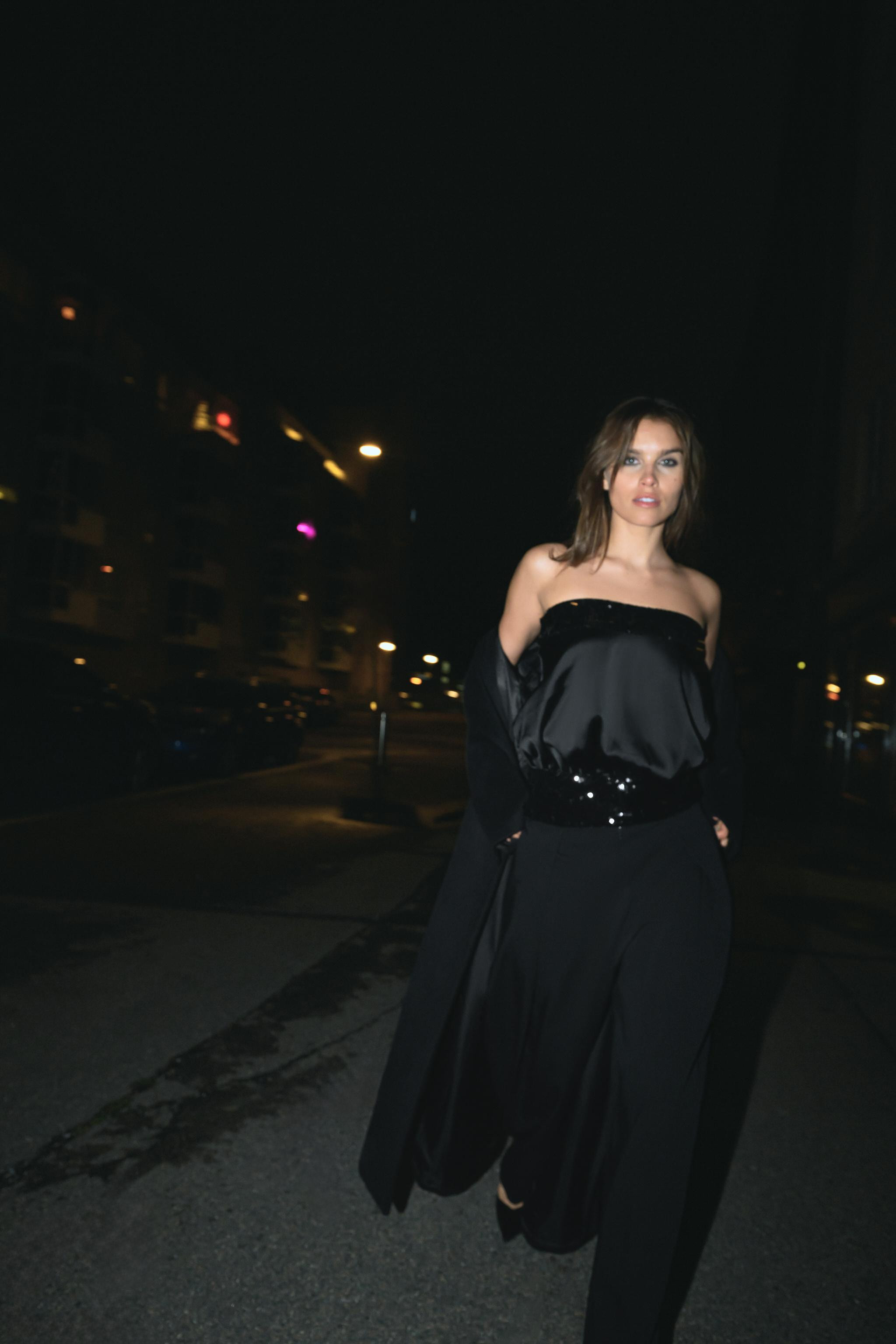 High-waisted pants made of viscose yarn. Front pleats. Hidden side seam pockets. Front zip, inter... | Zara US