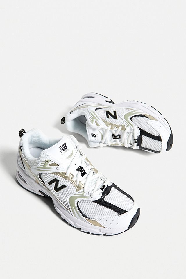 New Balance – 530 Sneaker in Weiß und Silber | Urban Outfitters (EU)