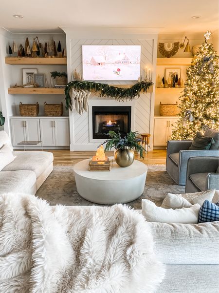 Little holiday squares in still motion🌲❤️ || shop my home with the link in bio or over in the LTK app! #christmas #christmasdecor #christmastree #christmasiscoming #holidayhome #livingroom #cozyhome 

#LTKHoliday #LTKhome #LTKSeasonal