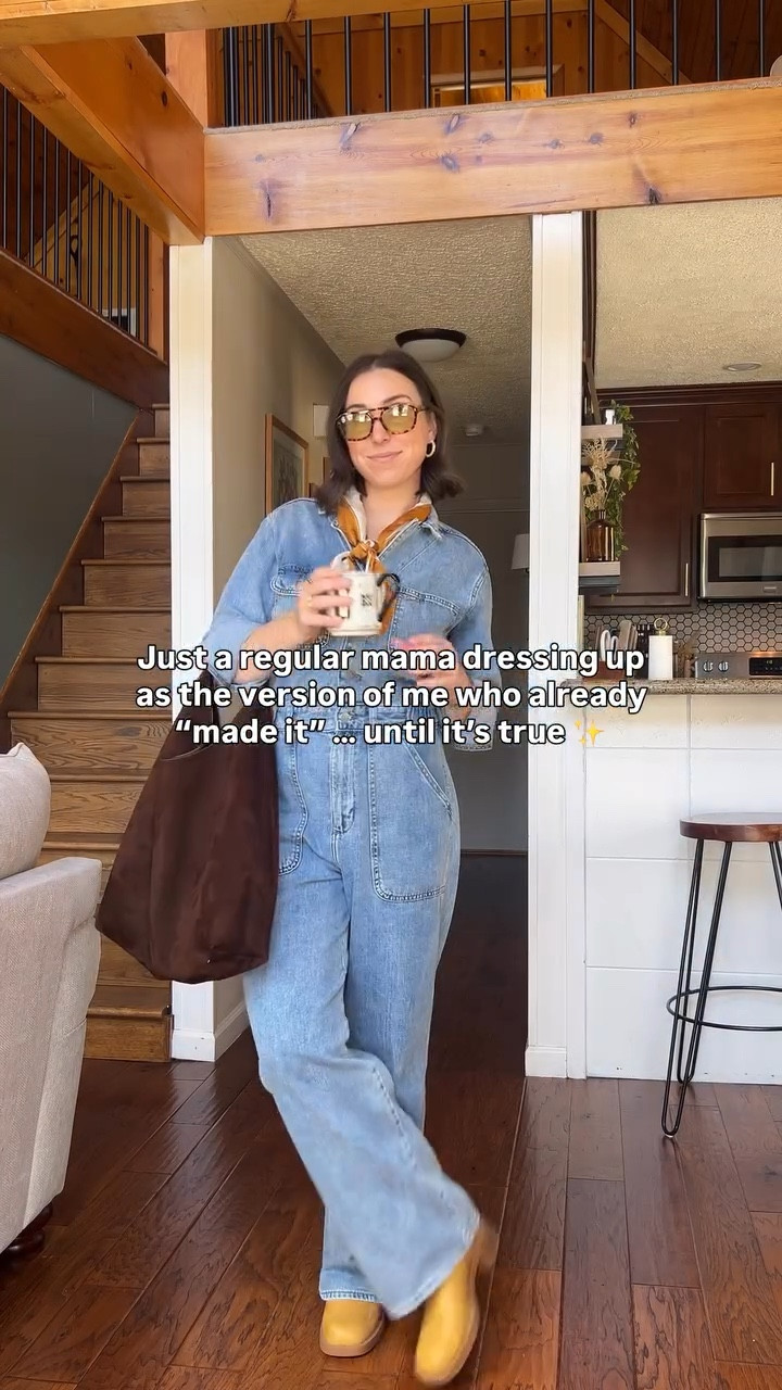 Not much a cutie outfit + a little delulu won’t fix ✌🏻

Fun Sunday OOTD for teaching the kiddos! What are you into this weekend?? 💛✨

#momswithstyle #outfitideas #casualstyle #denimjumpsuit #comfychic