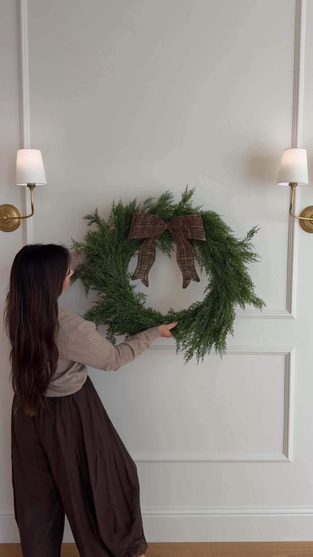 The moment I saw this gorgeous warm brown wicker bow, I knew I needed it! 🤎 But of course, I had to see if I could recreate the look for less first! And for under $20, I couldn’t love how it turned out more. There’s just something about those warm, cozy tones mixed with a little Christmas nostalgia that has my heart this year. 🎄✨