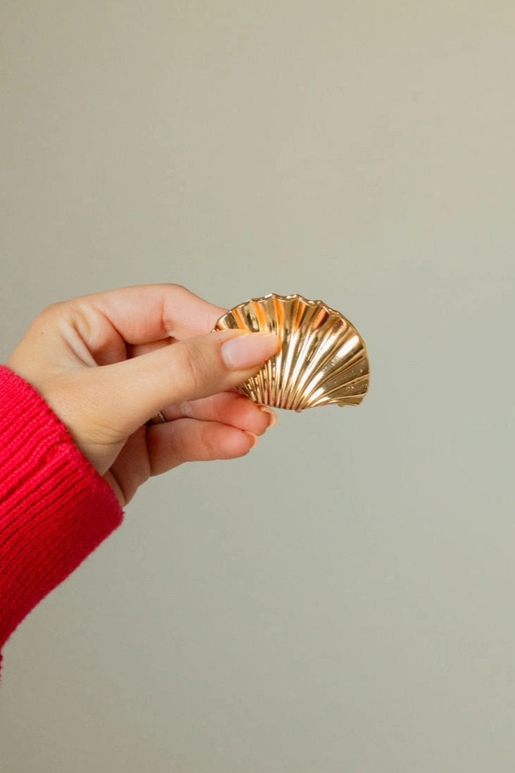FINAL SALE - Small Gold Shell Claw Clip | Henly