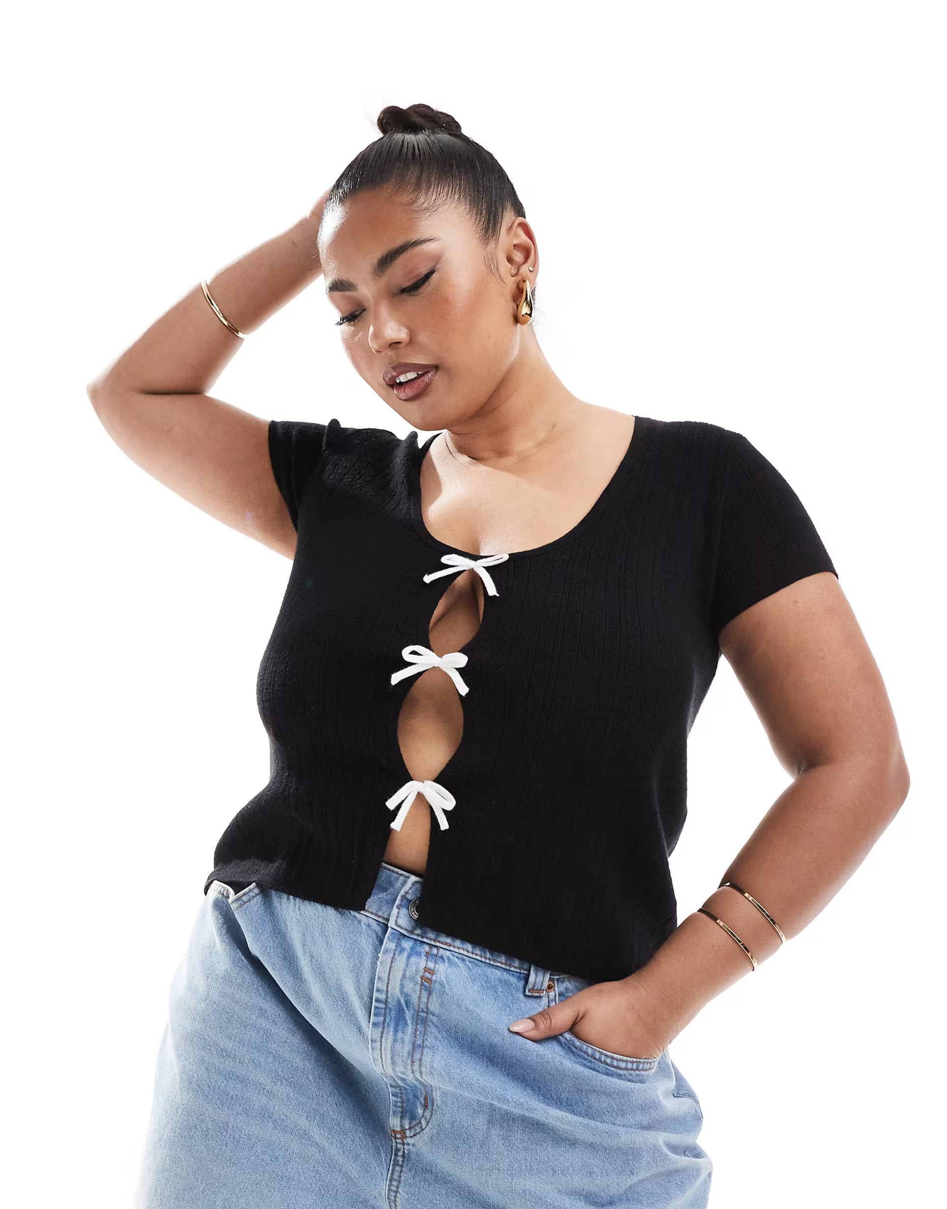 ASOS DESIGN Curve – Strick-Oberteil in Schwarz mit Schleifen vorne in Creme | ASOS (Global)