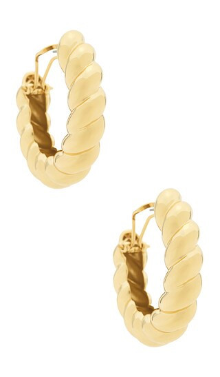 Eddie Borgo Torsade Hoop Earrings in Metallic Gold. | Revolve Clothing (Global)
