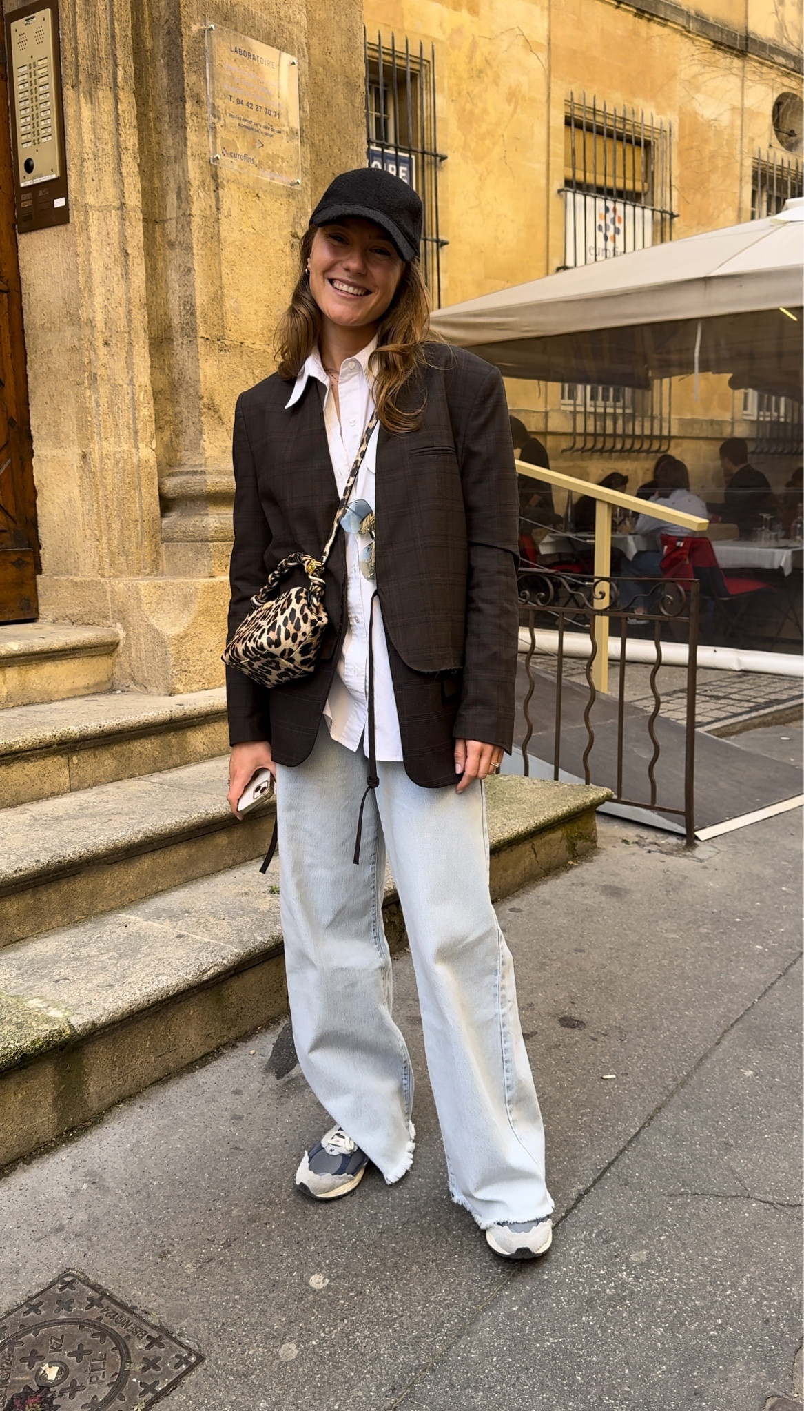Look casual tellement efficace avec un blazer rayé, des baskets blanches, une chemise blanche oversize et un sac léopard pour rehausser le tout. Un style absolument parfait ! 

#LTKSeasonal #LTKeurope #LTKitbag