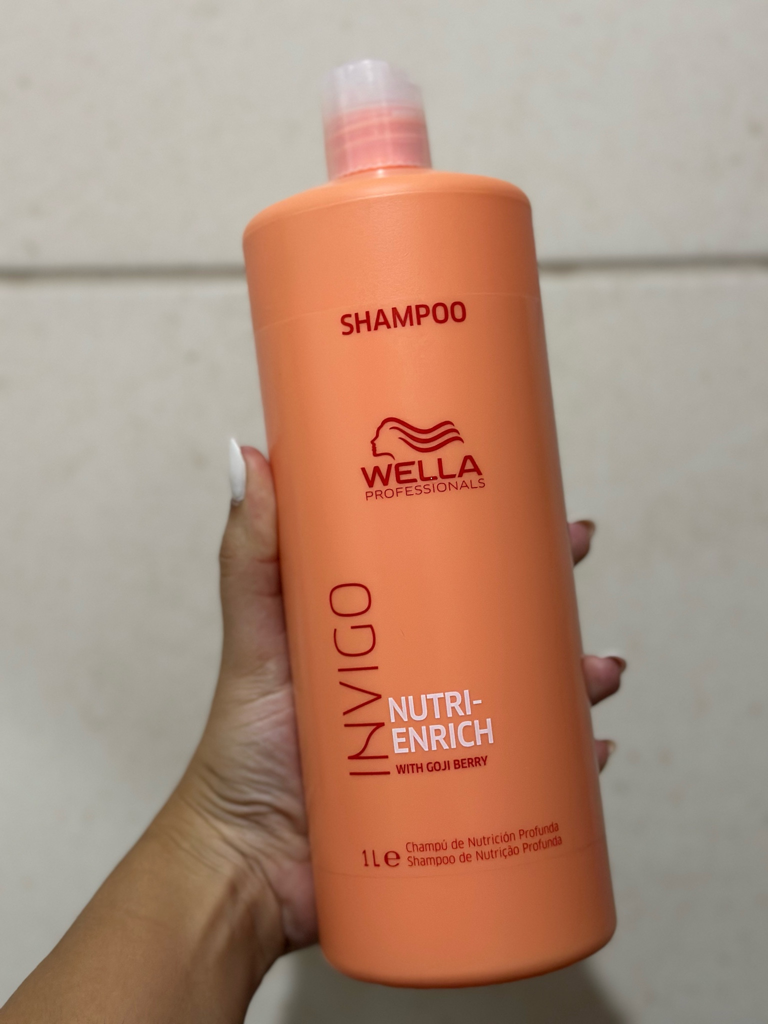 Passando para enaltecer esse shampoo da wella que eu sou extremamente apaixonada ! Ele limpa e hidrata sem pesar o cabelo, sem contar o cheiro que é maravilhoso ! Compro sempre de 1 litro porque dura demaaais ❤️ e vocês já testaram ?

#LTKsalealert #LTKbrasil #LTKbeauty