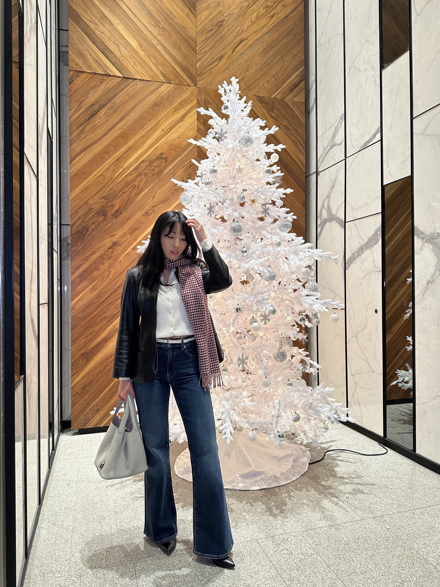 Don’t you love it when a thrifted leather jacket fits perfectly ☺️