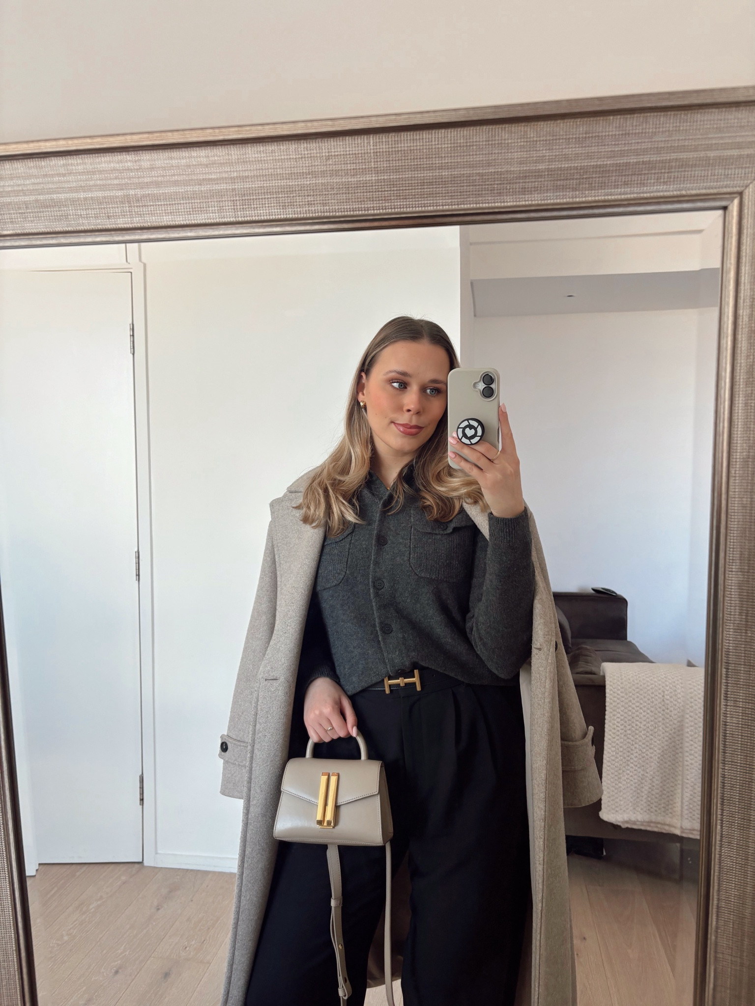 🩶

Zara cardigan: 9325/001/816
Zara coat: 2364/969

#LTKuk #LTKspring #LTKeurope