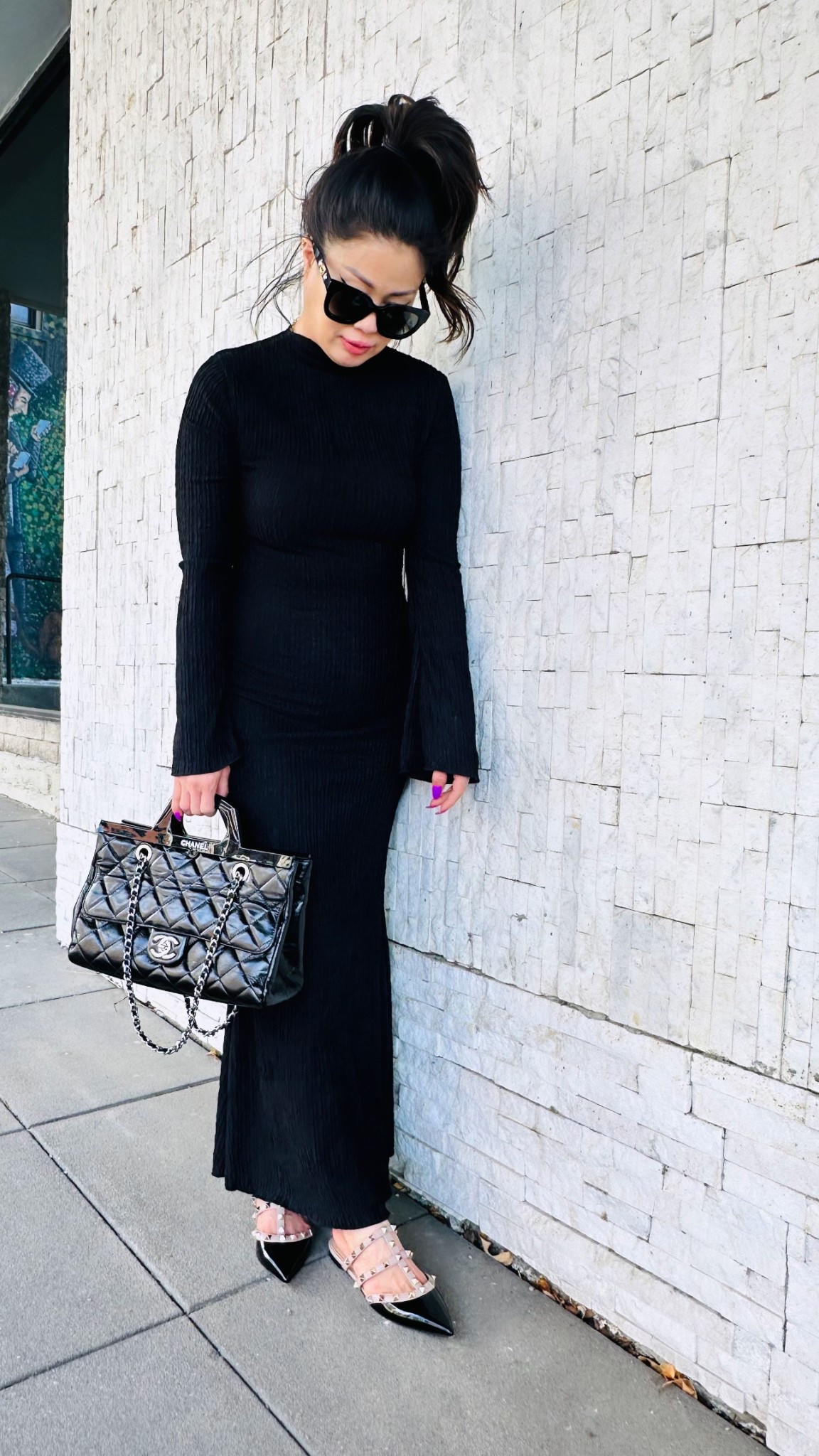 At the art museum doesn’t mean the  dress can’t be sexy. 🖤😎🔥