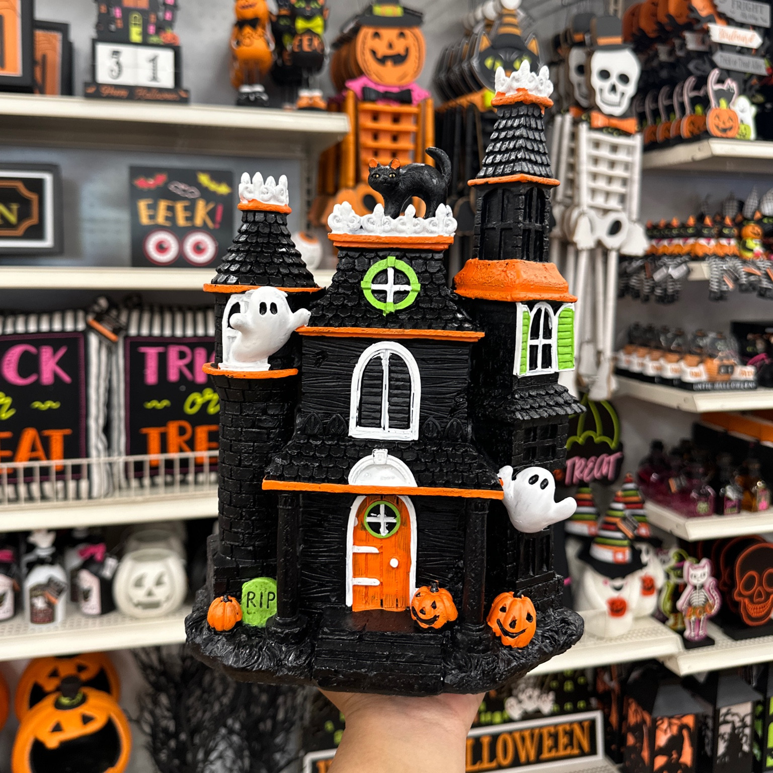 Haunted house 💚🖤

#LTKU #LTKFind #LTKSeasonal