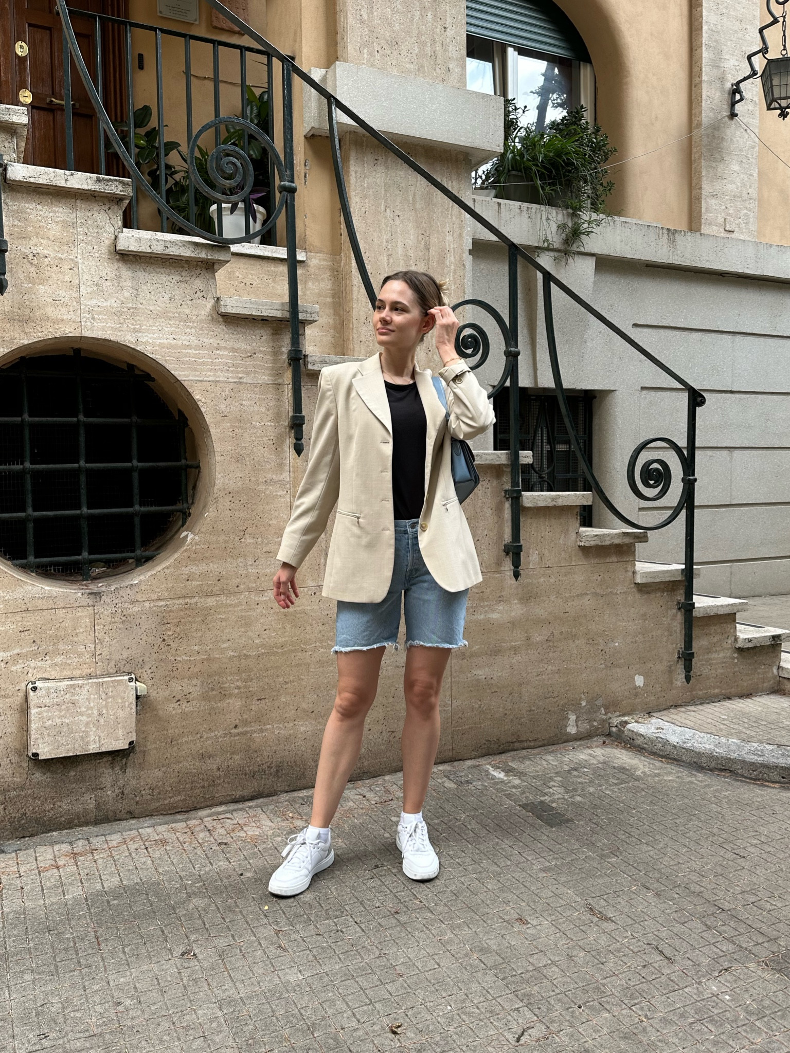 This blazer & Bermudas outfit is the perfect look for a city trip!  

Bermuda shorts, denim style, blazer, white sneakers, outfit inspiration, style ideas

#LTKfindsunder100 #LTKitbag