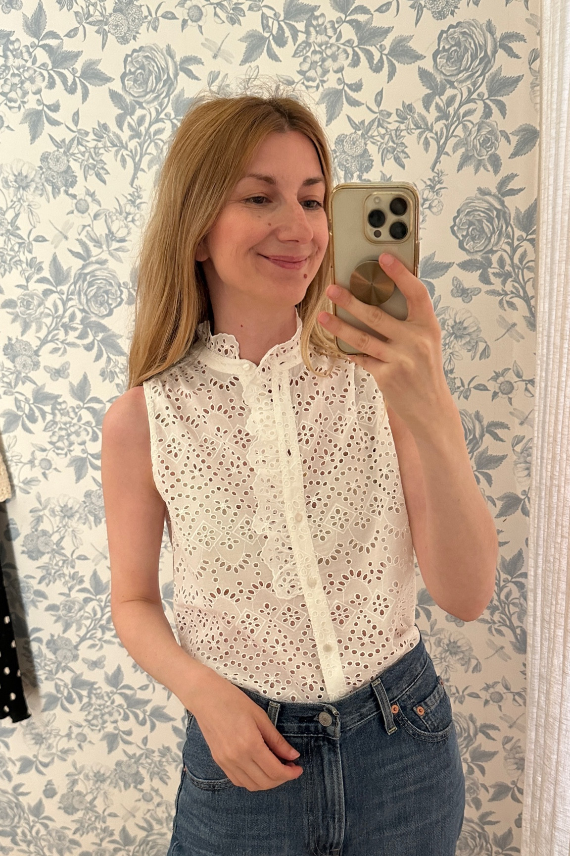 Light as a feather, white cotton sleeveless eyelet top ✨