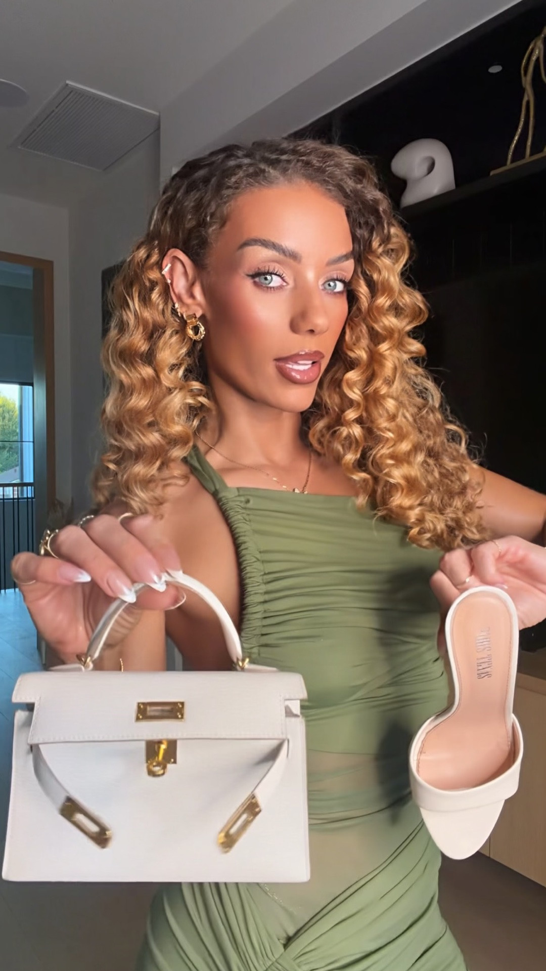 Dinner details

Girls night outfit
Dress: Babyboo
Shoes: Paris Texas
Fragrance: @FORVR MOOD
Hard to get & @KAYALI Vanilla 28
Lip: Makeup Mario Spiced Chai
Gloss: Rosewater
Bag: Hermes Mini Kelly