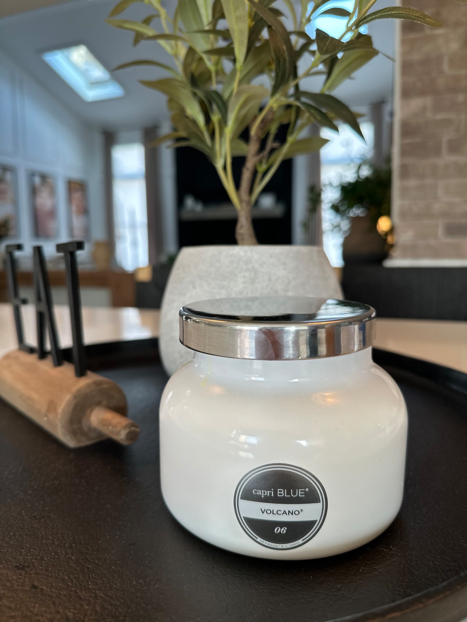 The candle that smells like Anthropologie and Heaven 🫶🏻 my absolute favorite 🕯️