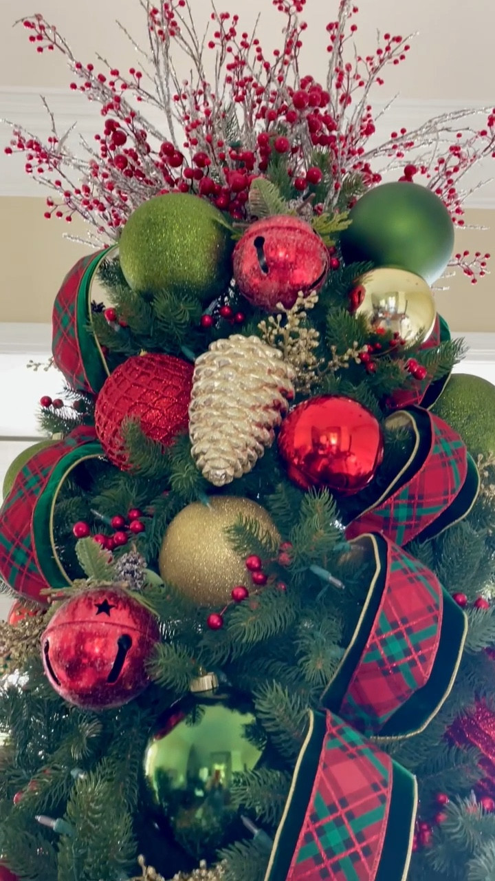 This classic Christmas tree design echoes a style I’ve shared before. It all begins with the ribbon. Ribbon truly sets the tone and this particular ribbon is a fan favorite. ❤️💚

#ChristmasTree #HolidayDecor #FestiveDesign #RibbonDecor #TraditionalChristmas #HomeDecor #holdmyeggnog #christmastreedesign #christmasdecor #classicchristmas #christmastreeideas #christmas2024 #christmasallyearlong #christmasinfluencer #HolidayInspiration #ChristmasDecorations #ltkchristmas

#LTKHome #LTKStyleTip #LTKSeasonal
