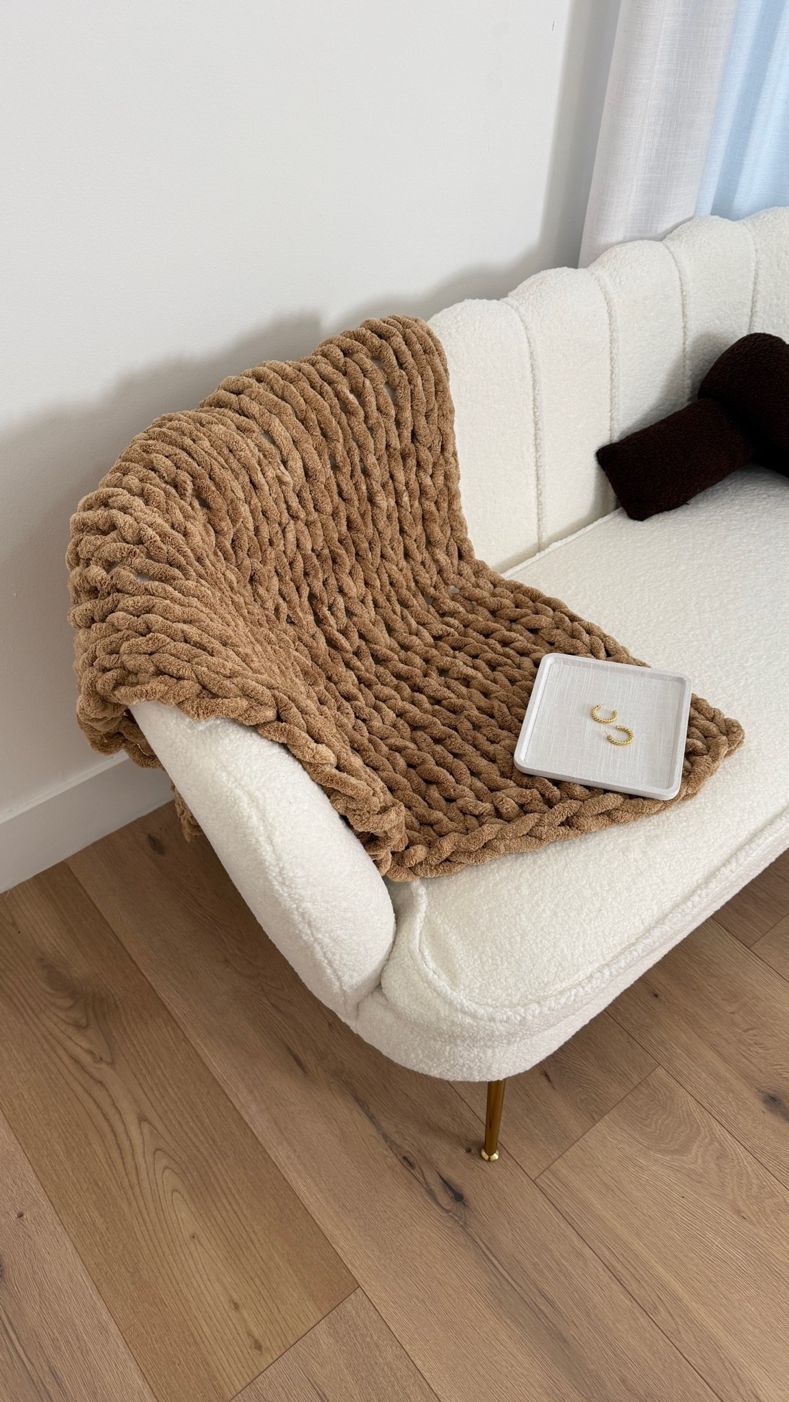 🤎 I’m always looking for little pieces that make my home feel warmer and more inviting, and this cozy chair setup is one of my favorite corners right now. The soft texture, neutral colors, and chunky knit blanket make it the perfect spot to sit with a coffee, scroll through my phone, or unwind at the end of the day. Sometimes it’s the simple details that make a space feel like home.

🏠 Siempre estoy buscando pequeños detalles que hagan mi hogar más acogedor. Este rincón se ha convertido en uno de mis favoritos gracias a los tonos neutros, las texturas suaves y esa sensación de comodidad que transmite.

Follow me on Instagram and YouTube
@kirasfashionfinds

#LTKHome #LTKvlog