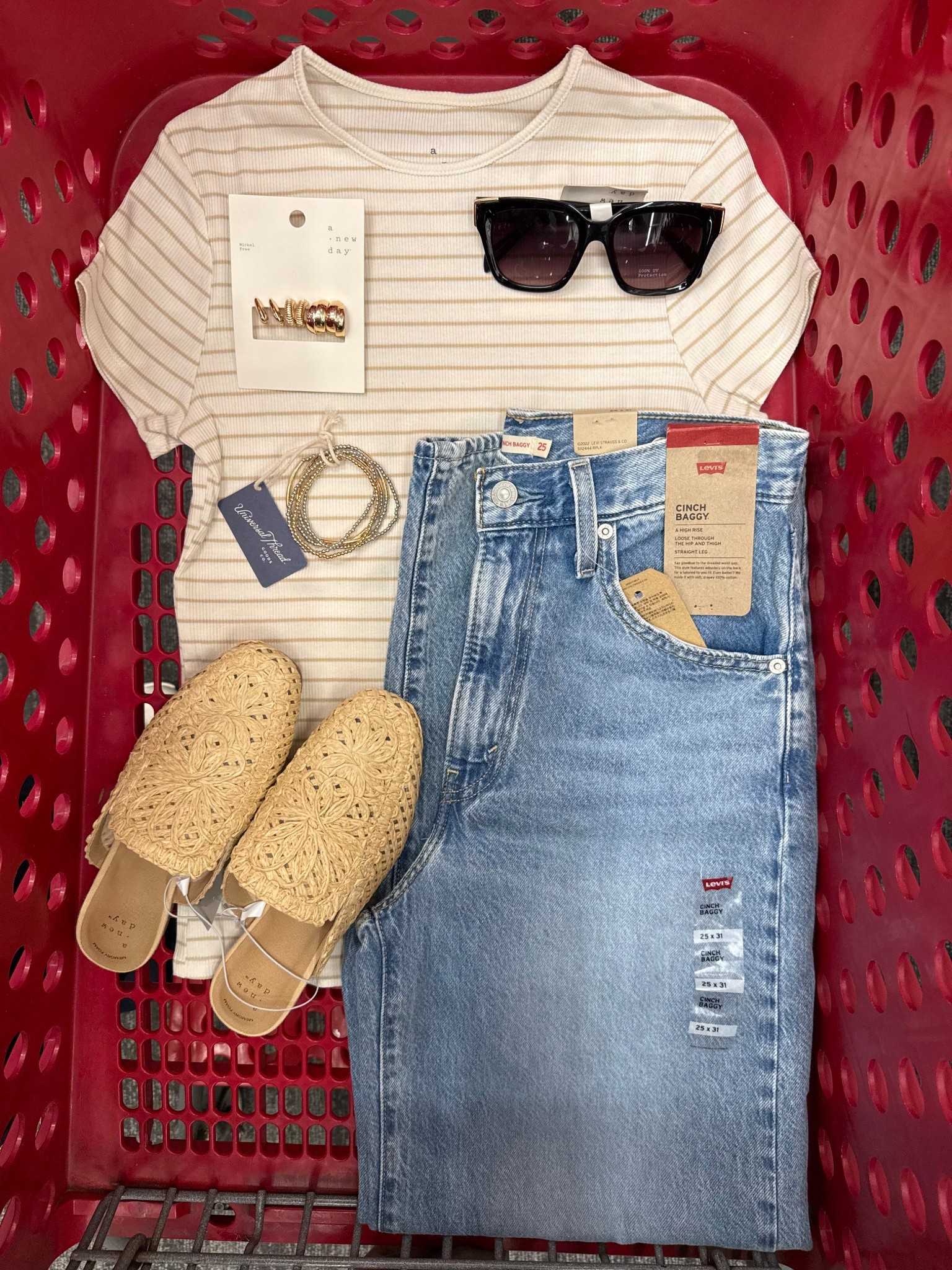 Elevated basics for an easy weekend. Happy Saturday! 💛