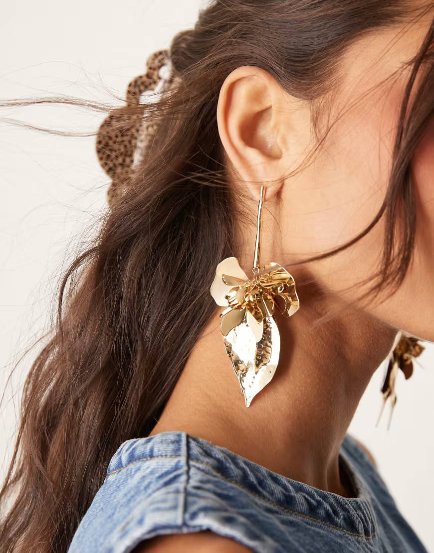 ASOS DESIGN - Boucles d'oreilles avec fleur et feuilles - Doré | ASOS (Global)