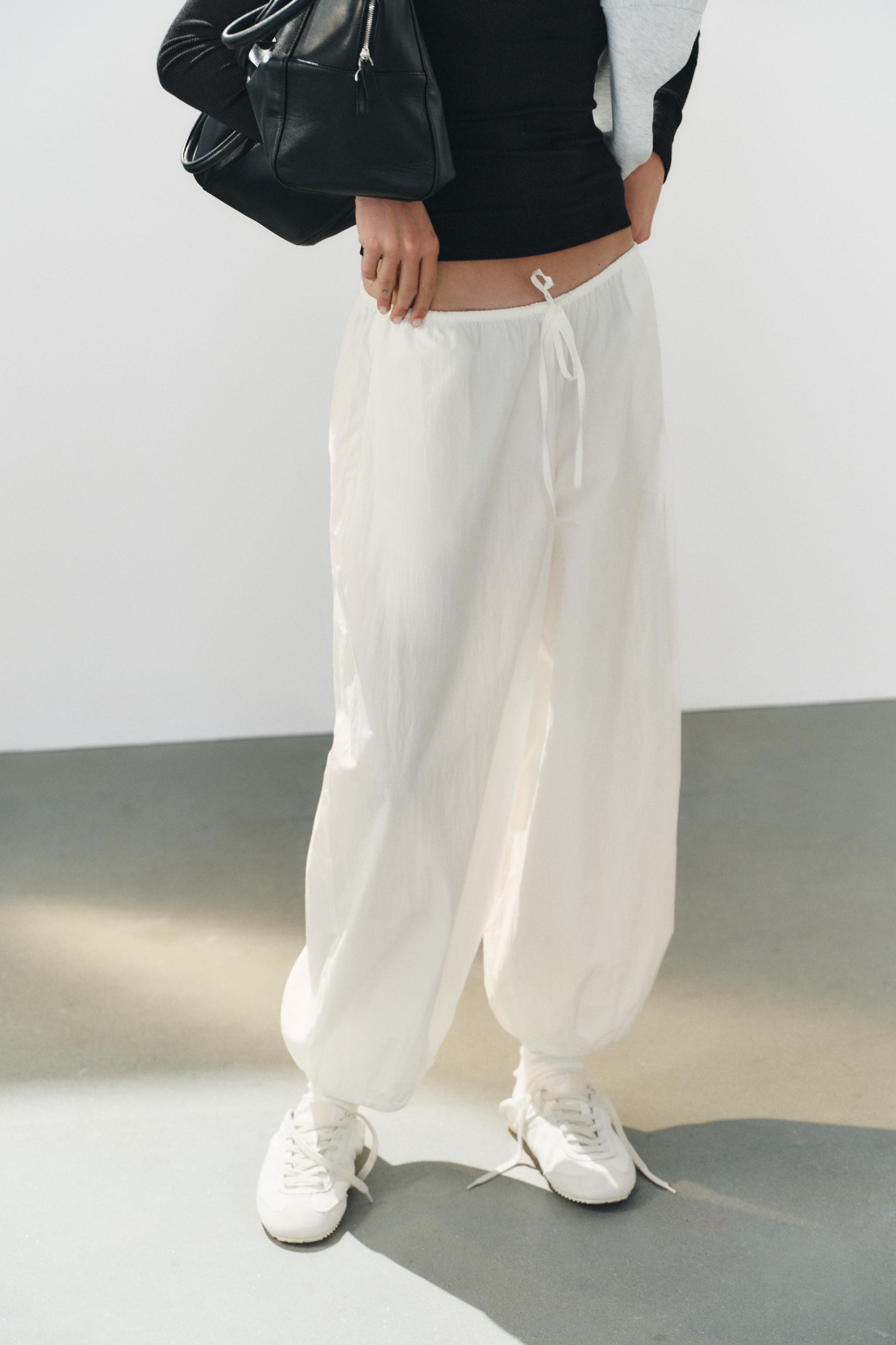 Trousers made from a cotton and polyamide blend. Featuring a mid-waist, elasticated waistband, si... | Zara UK