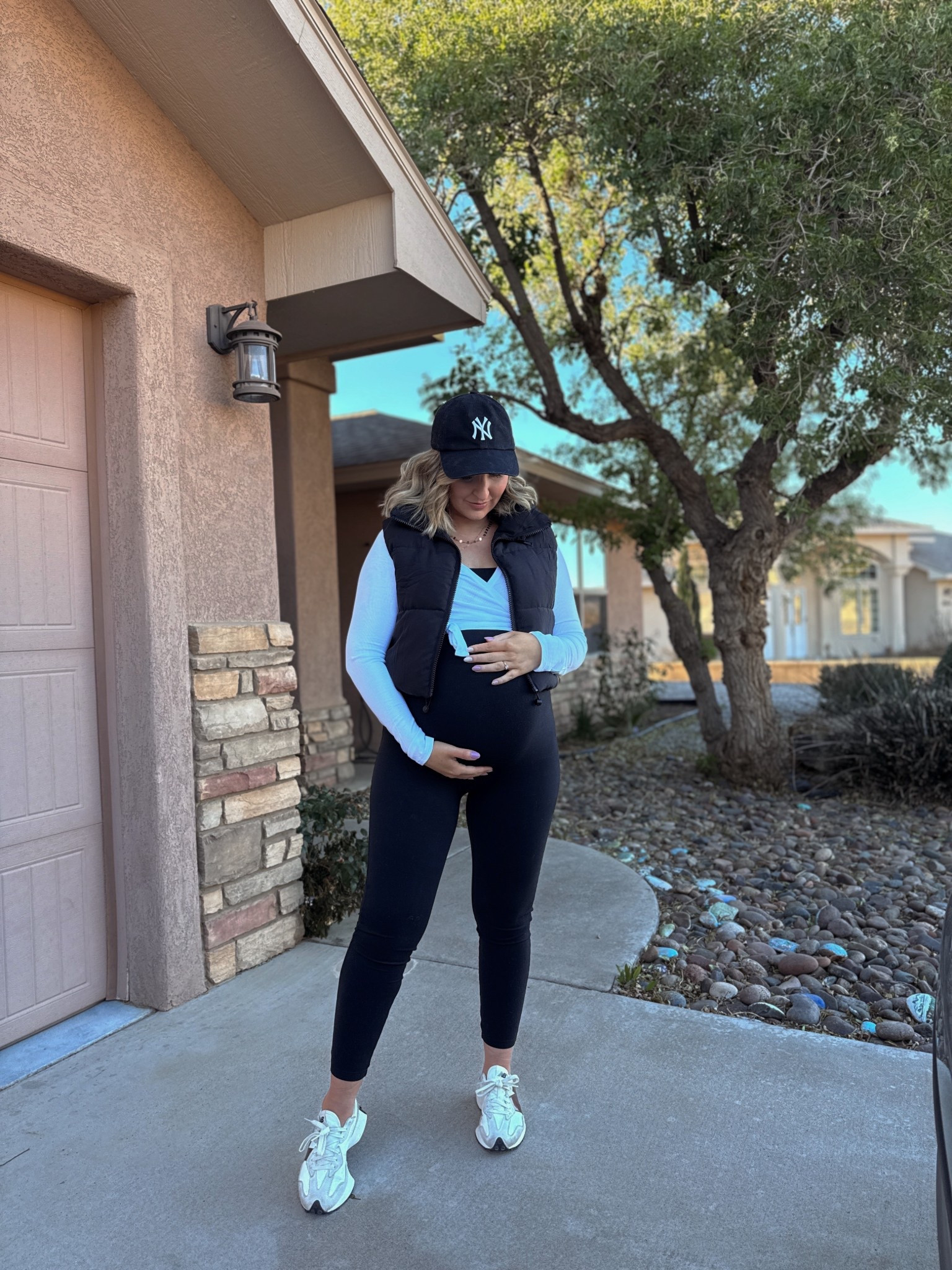 Maternity but make it sporty 🤍🖤 #maternity #pregnant #maternityfashion #maternityoutfits 