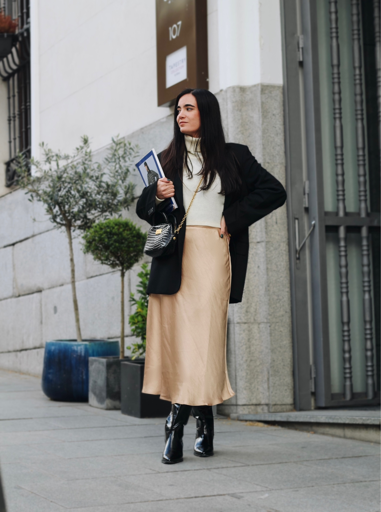 Look casual con falda de saten y blazer  #ootd #winterlook #streetstyle
