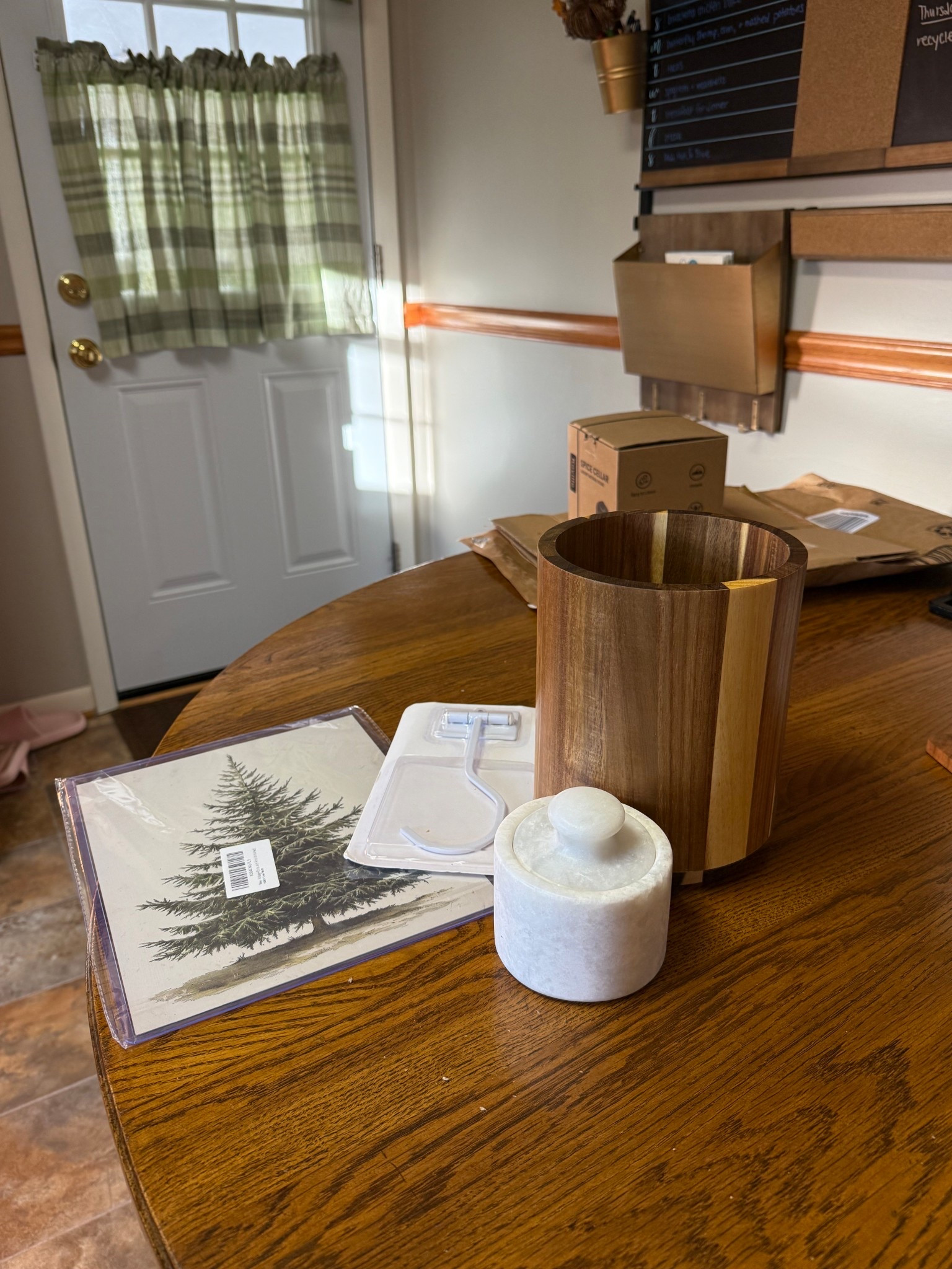 Starting the week slow with a cozy corner refresh in my kitchen 🕯️here are some cozy kitchen finds. 