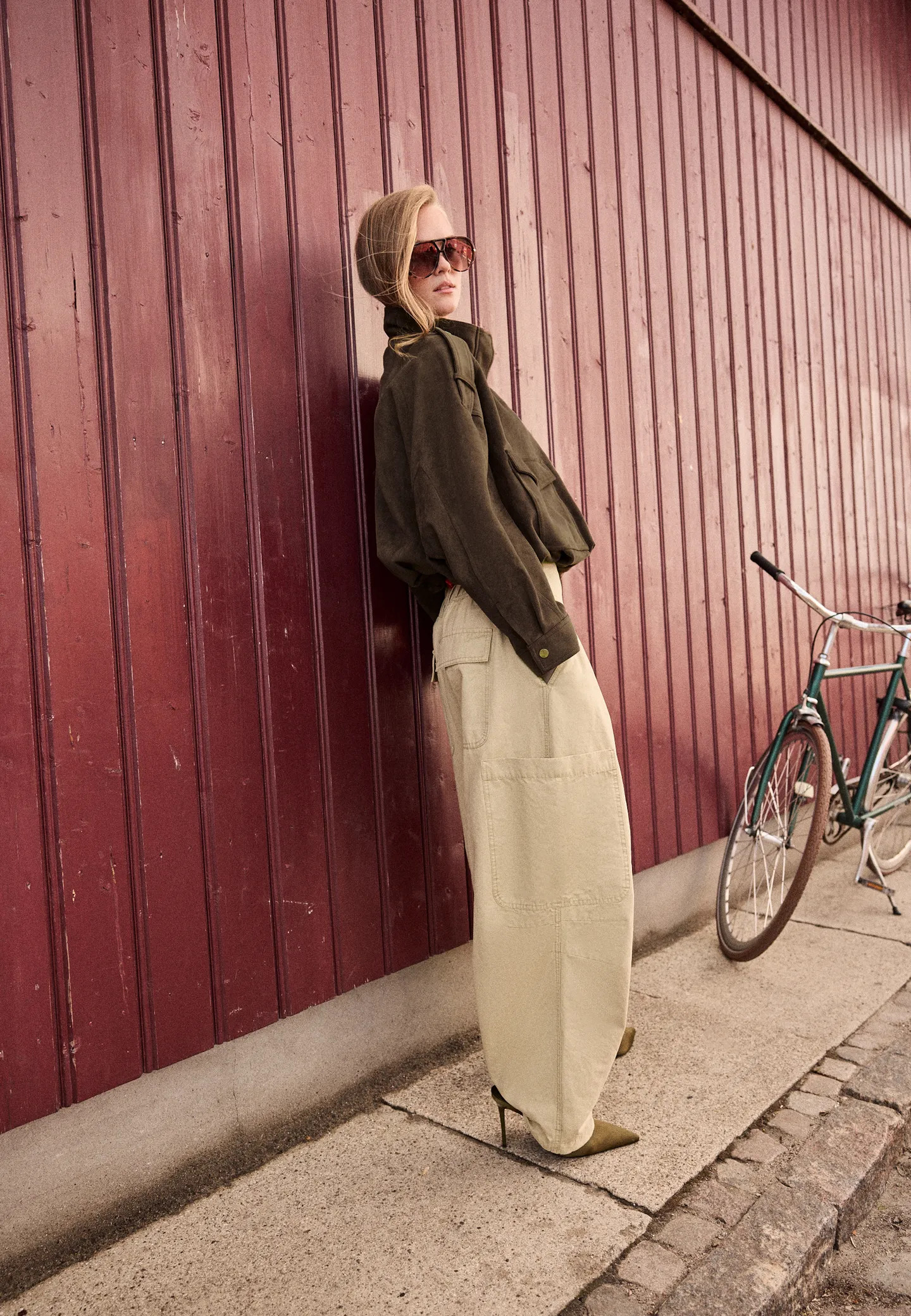 Pantalon cargo ample \u00e0 nouer - Mode femme | Stradivarius France | Stradivarius (FR)