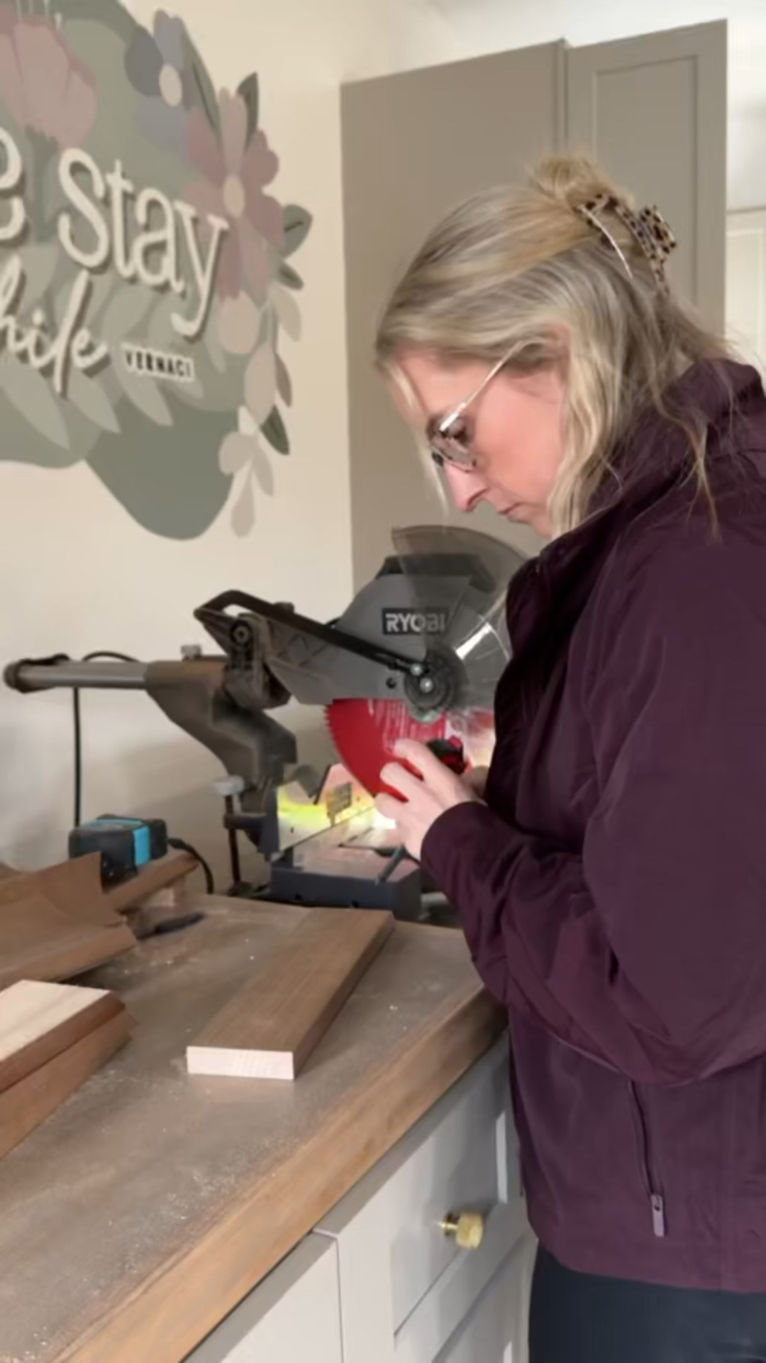 Doing crown moulding always takes a minimum of 3 years off my life but IT IS DONE 🙌🏼 linked all my fav crown moulding tools that make the job a little easier for you!

DIY Projects | Crown Moulding | DIY Tools | Laundry Room

Come Stay Awhile, Amanda Vernaci