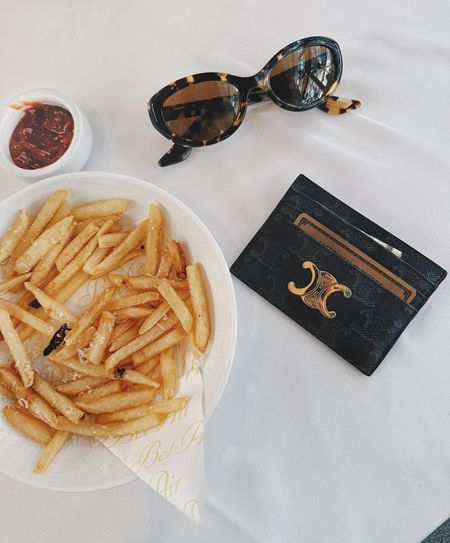 Restaurants essentials 
Wallet Triomphe Celine
Tortoise sunglasses 

#LTKstyletip #LTKitbag