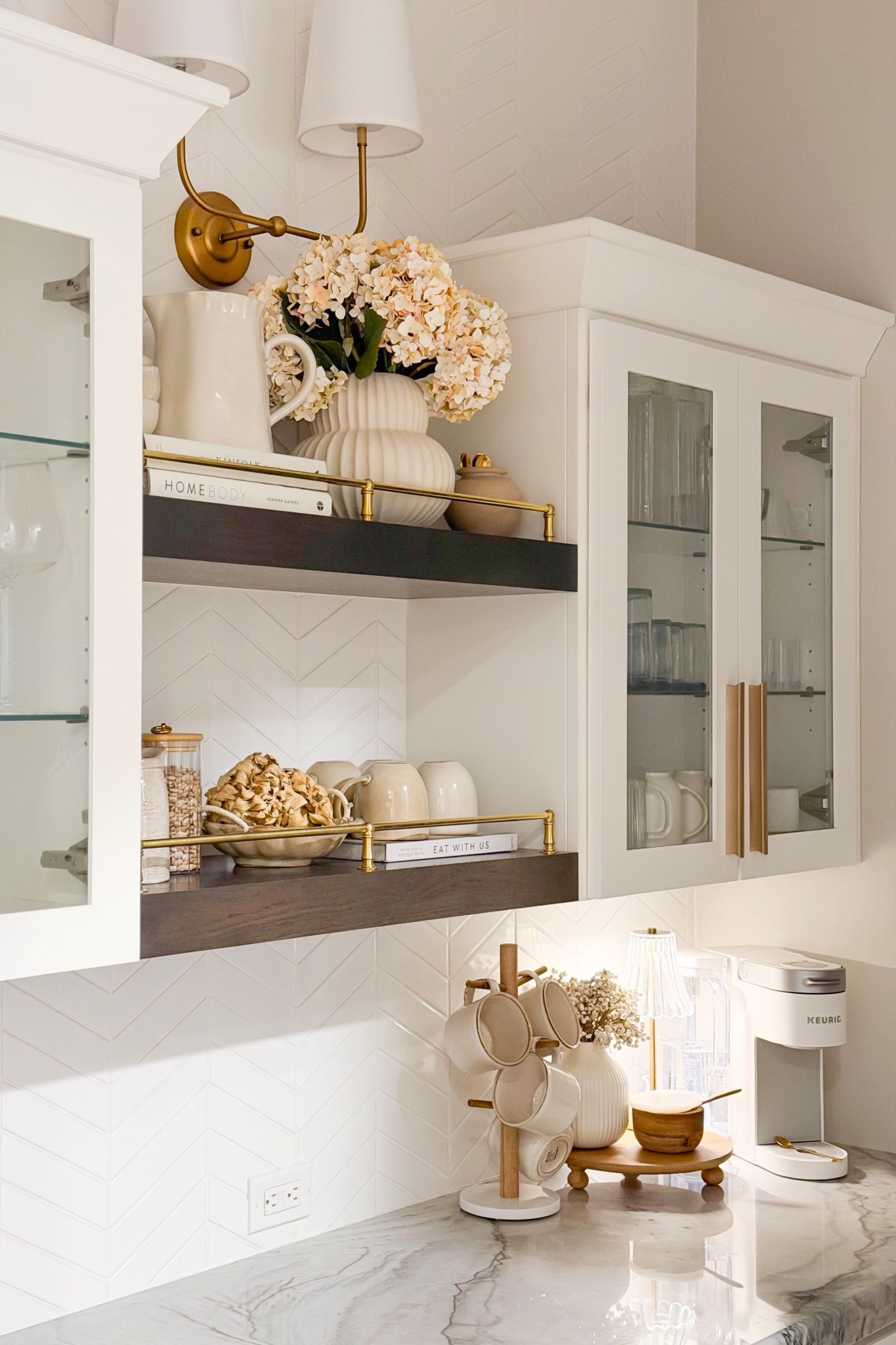 Another look at our kitchen bar refresh!

Home, home decor, home finds, home accents, kitchen, kitchen corner, kitchen shelves, faux florals, mug, mug holder, keurig

#LTKSeasonal #LTKdayinmylife #LTKHome