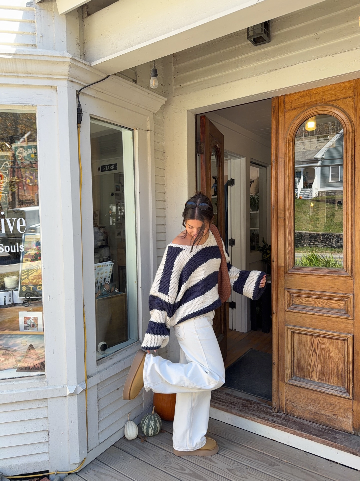 a day in stowe 🍁☕️✨🧦 sweater + jeans from @beginningboutique code BBXCAMILAV 💗