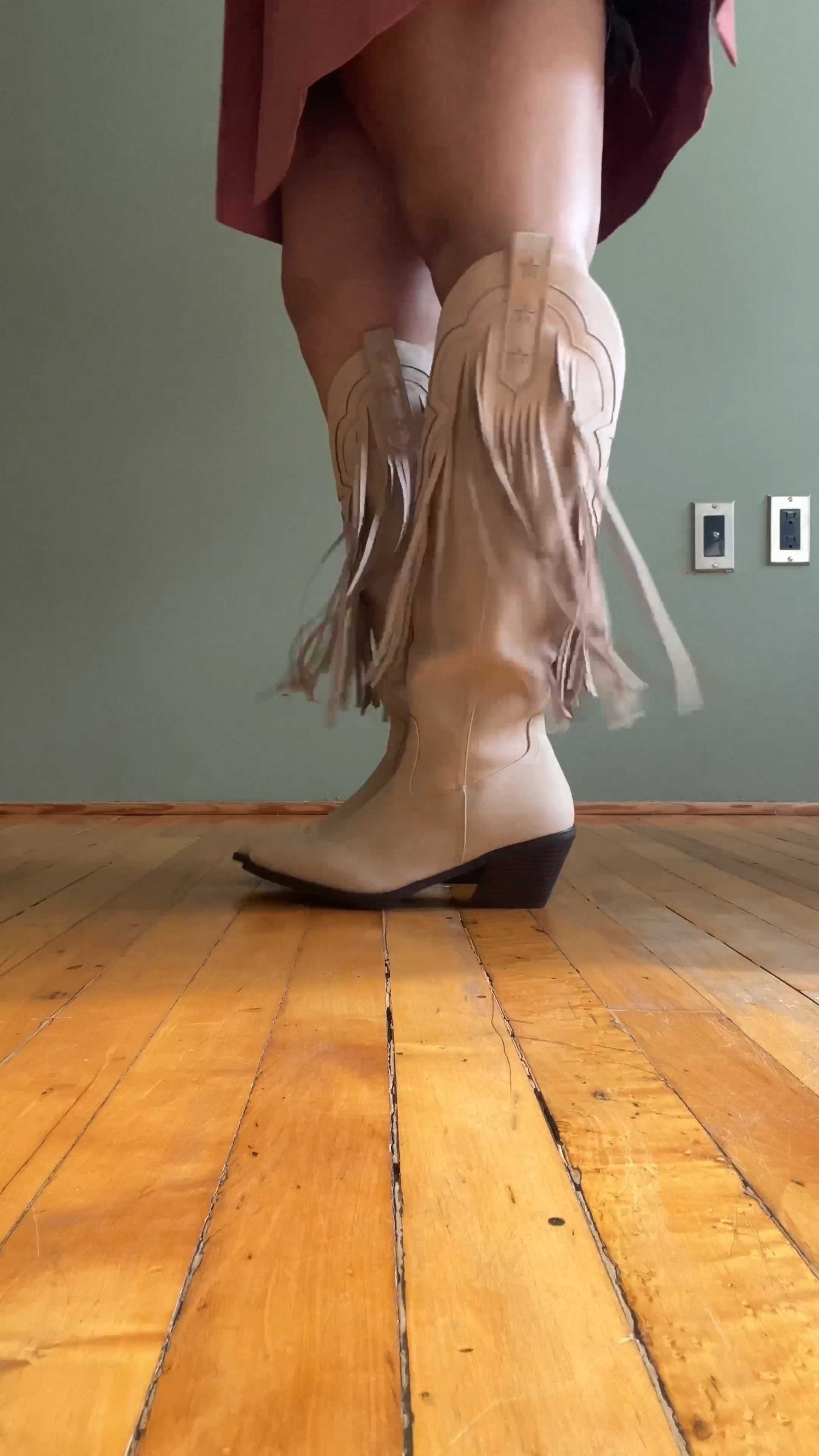 Hiiiii friendssss, so, the day has finally come, I’m trying on the boots we all collectively voted for. I loved the first pair, time to see if its variations hold up to the bar that has been set.

Tune in to see how it goes!   These boots will be shoppable from my Benable page (along with all my other favorites) more info in my bio on that.



#fringeboots #fringeshoes #allthingsfringe #fringefestival #fringedress #bonecolor #beigeshoes #beigeboots #westernboots #westernbaby #westernboot #kneehigh #kneehighboots #kneehighs #blackfashioncreator #fashioncreator #curvycontentcreator #curvyfashion 

#LTKplussize #LTKGiftGuide #LTKshoecrush