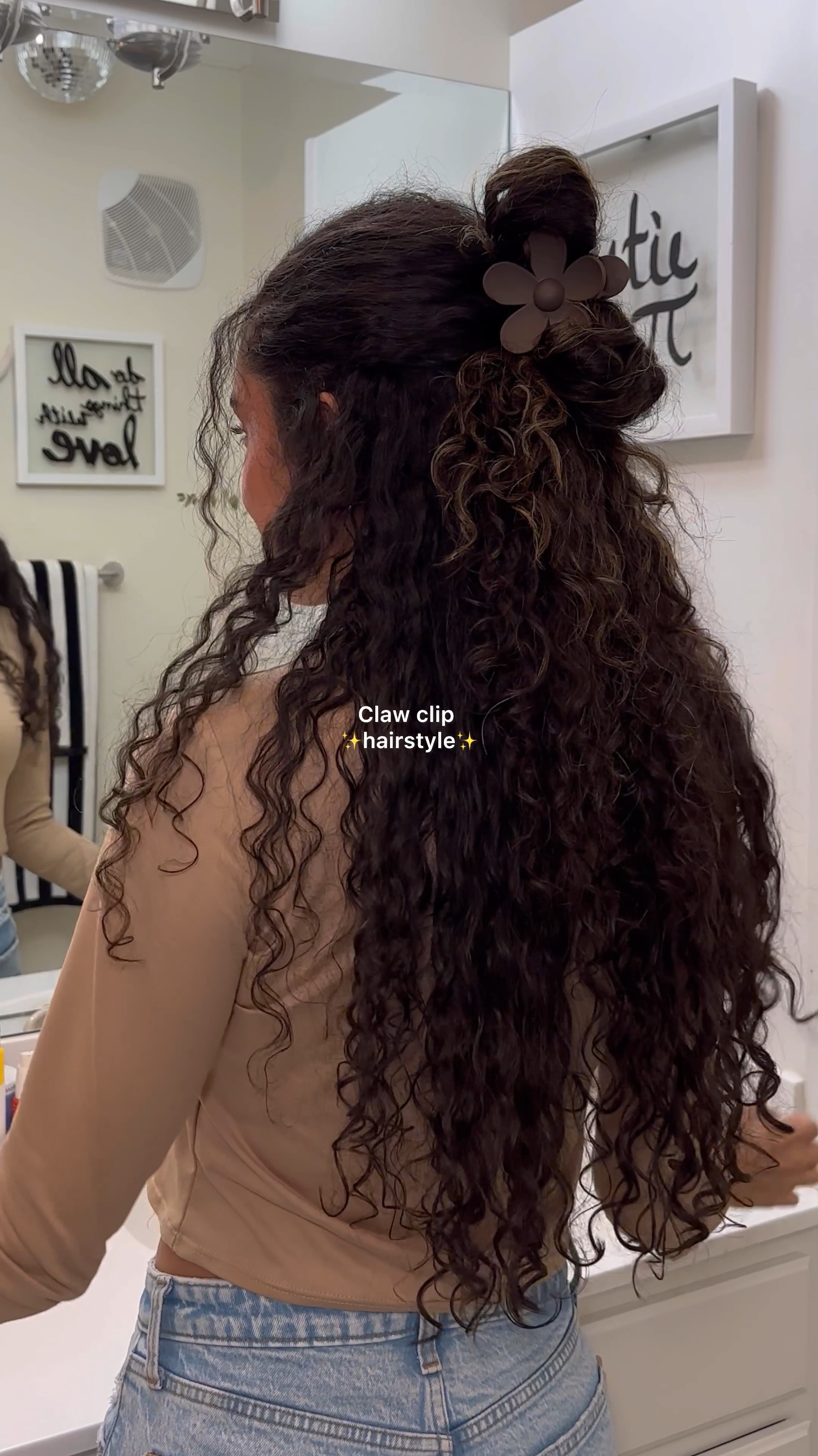 Claw clip hairstyle 

#LTKVideo #LTKbeauty #LTKstyletip