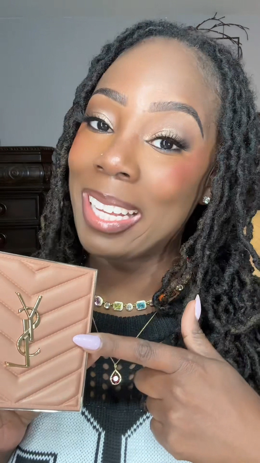 #GiftedByYSLBeauty
Partnered with YSL Beauty to create this soft smoky eye using the limited-edition Couture Eye Clutch in Nude Hours 🤎✨ Rich pigment, smooth blend, and effortless luxury in one palette. Available at Sephora starting 3/23—don’t wait on this one.

@YSLBeauty #CoutureEyeClutch #LashLatex #luxurymakeup #softsmokeyeye #makeuptutorial #beautytok #grwm #neutralglam #styledbyshay

#LTKBeauty